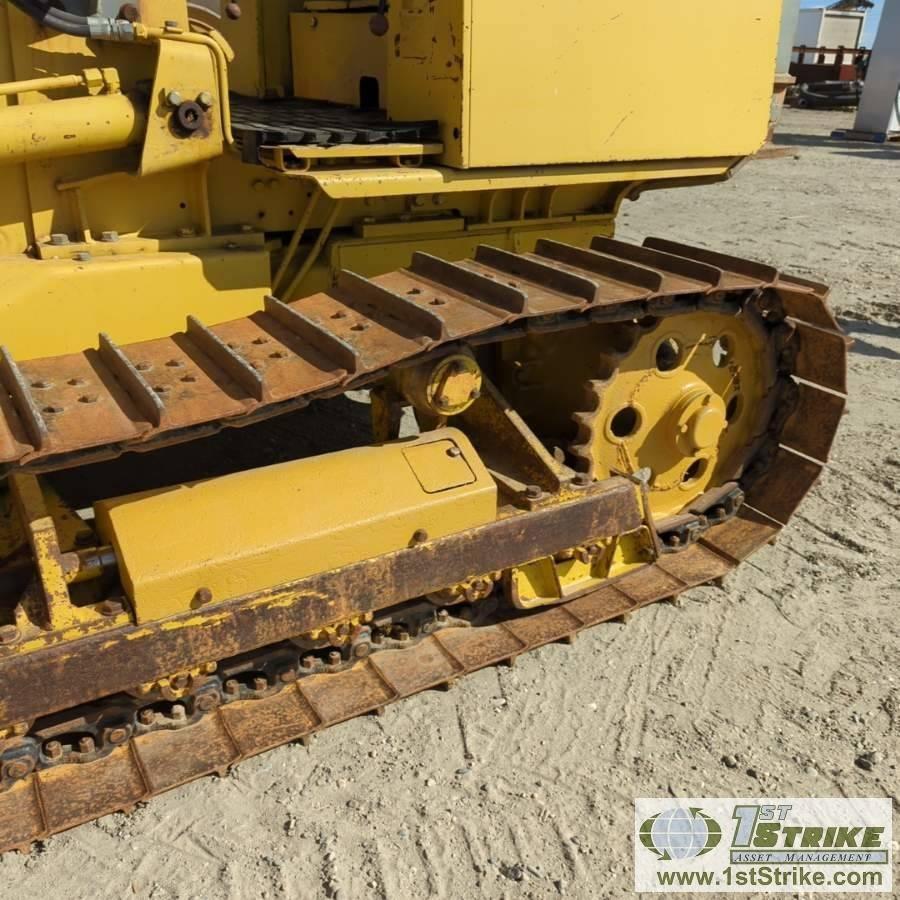 DOZER, KOMATSU D21P-7, OROPS, 8FT 6-WAY BLADE, 4 CYLINDER DIESEL ENGINE