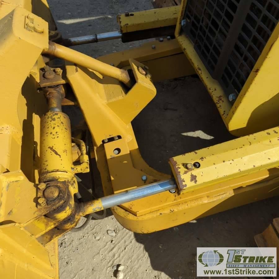 DOZER, KOMATSU D21P-7, OROPS, 8FT 6-WAY BLADE, 4 CYLINDER DIESEL ENGINE