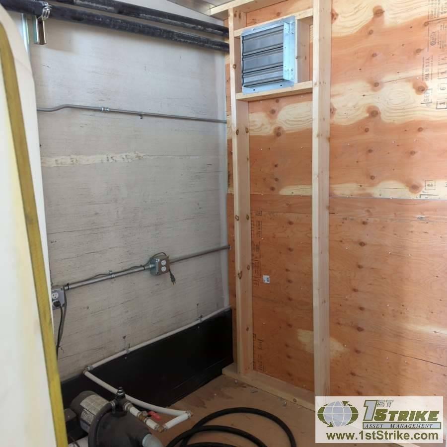 BATHROOM UNIT, 1996 UTILITY SEMI TRAILER TYPE VS3R, TRIPLE AXLE, 53FT, WITH MEN'S AND WOMEN'S ROOMS,