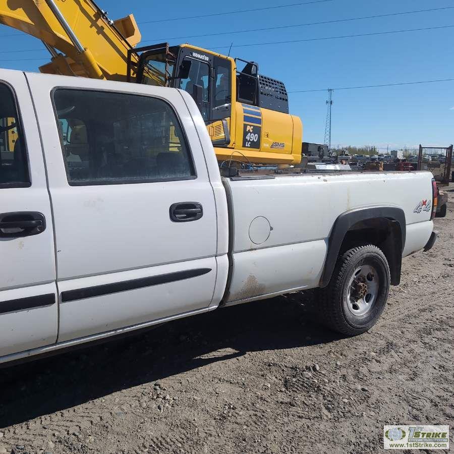 2006 GMC SIERRA 2500HD, 6.6L DURAMAX, 4X4, CREW CAB, LONG BED