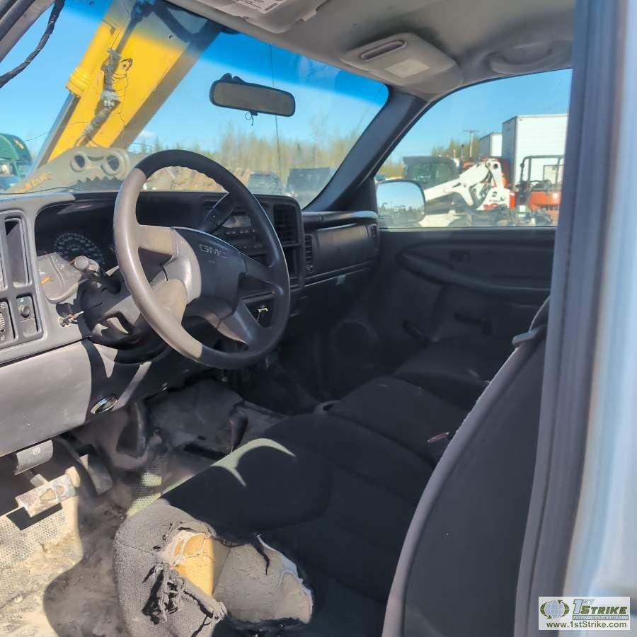 2006 GMC SIERRA 2500HD, 6.6L DURAMAX, 4X4, CREW CAB, LONG BED