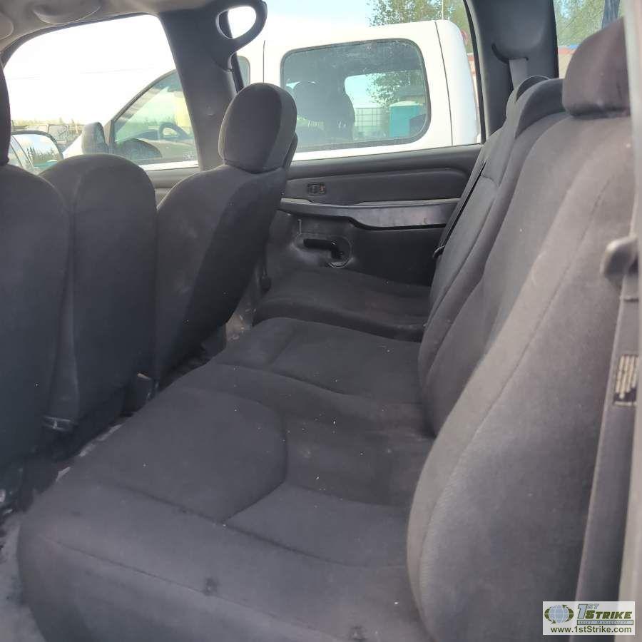 2006 GMC SIERRA 2500HD, 6.6L DURAMAX, 4X4, CREW CAB, LONG BED