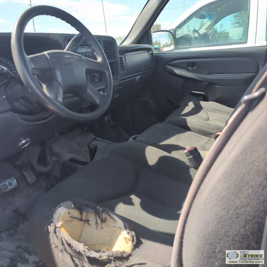 2006 GMC SIERRA 2500HD, 6.6L DURAMAX, 4X4, CREW CAB, LONG BED