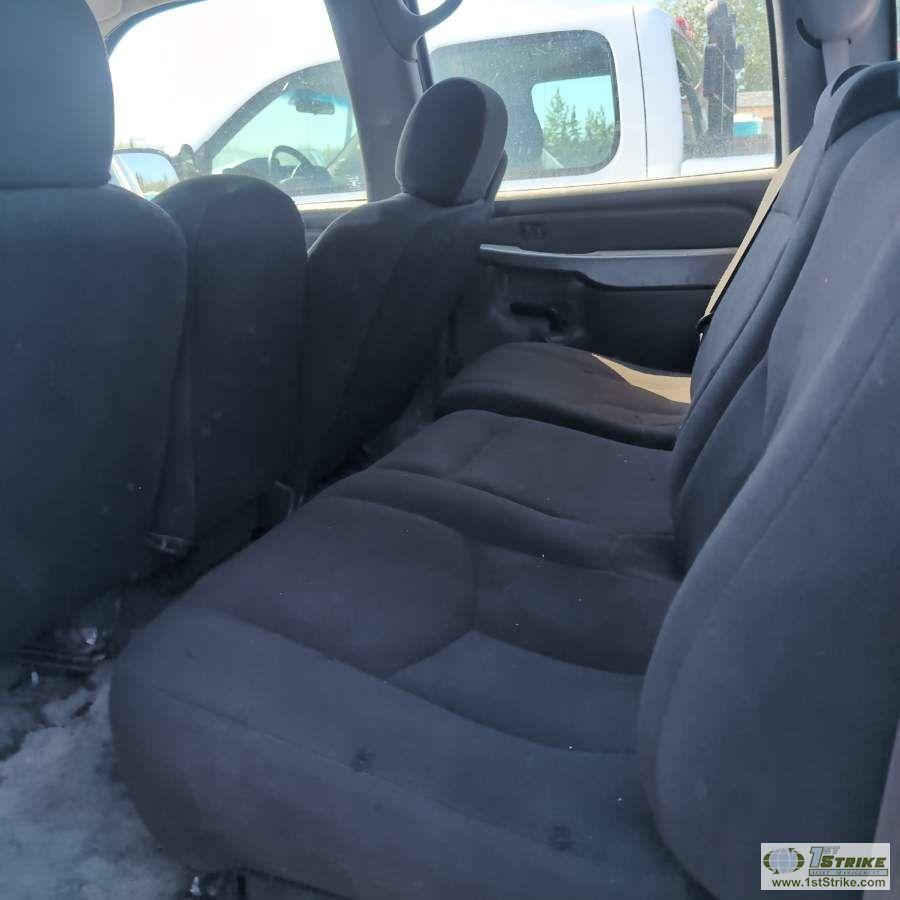2006 GMC SIERRA 2500HD, 6.6L DURAMAX, 4X4, CREW CAB, LONG BED