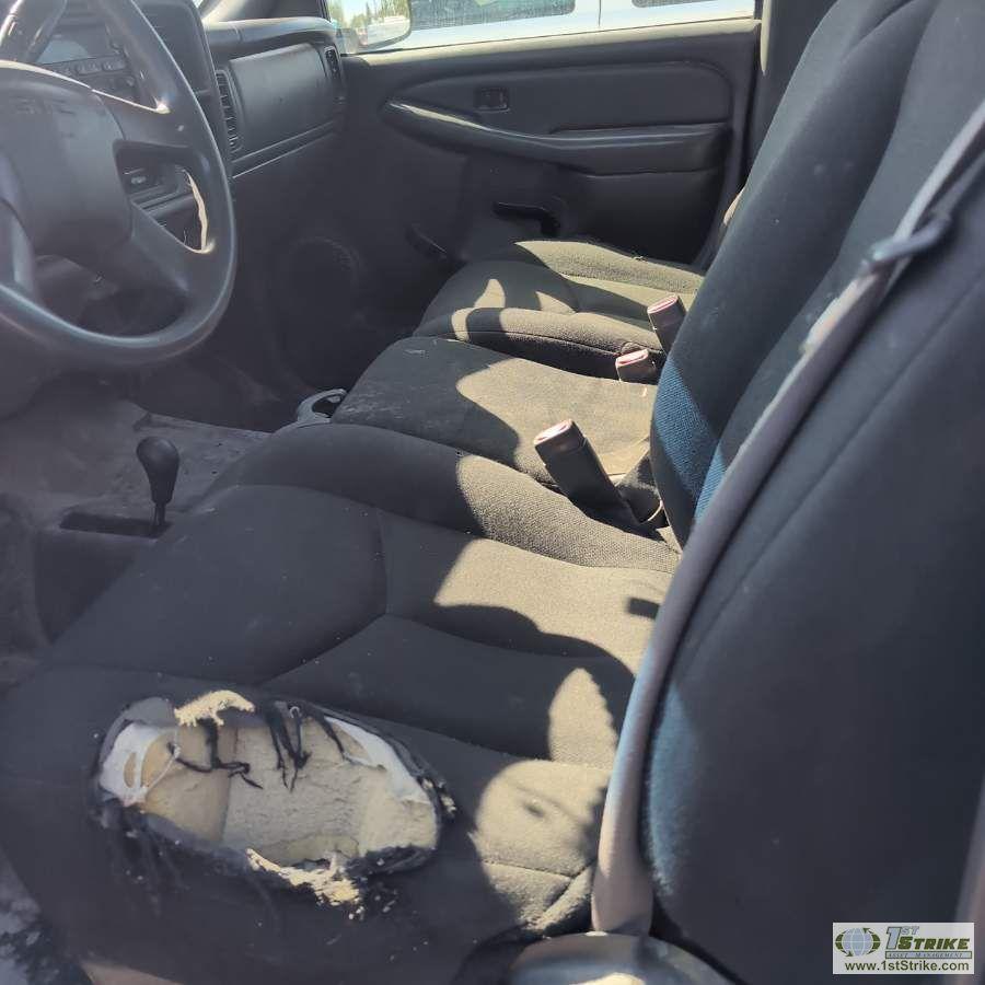 2006 GMC SIERRA 2500HD, 6.6L DURAMAX, 4X4, CREW CAB, LONG BED