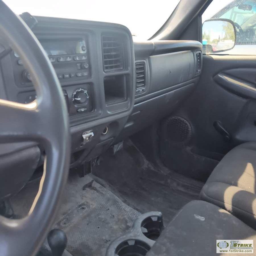 2006 GMC SIERRA 2500HD, 6.6L DURAMAX, 4X4, CREW CAB, LONG BED