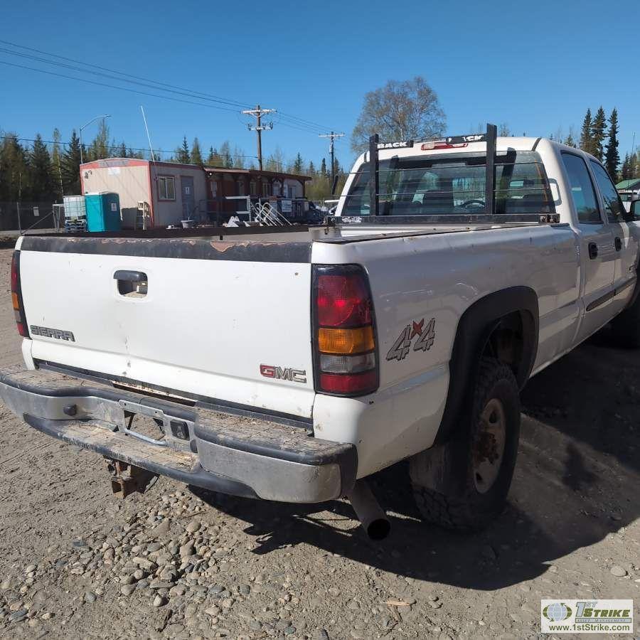 2006 GMC SIERRA 2500HD, 6.6L DURAMAX, 4X4, CREW CAB, LONG BED