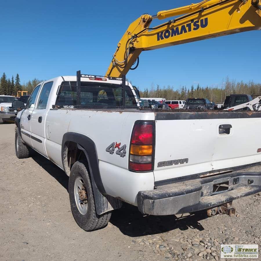 2006 GMC SIERRA 2500HD, 6.6L DURAMAX, 4X4, CREW CAB, LONG BED
