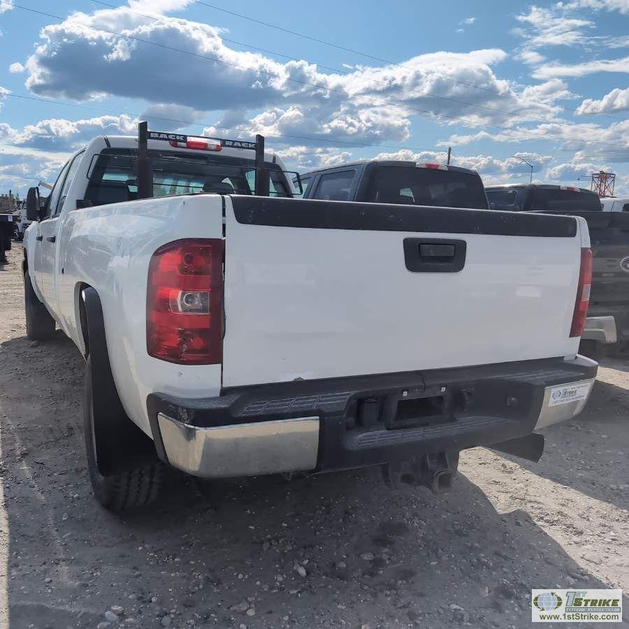 2013 CHEVROLET SILVERADO 2500HD, 6.6L DURAMAX, 4X4, CREW CAB, LONG BED. UNKOWN MECHANICAL PROBLEMS.