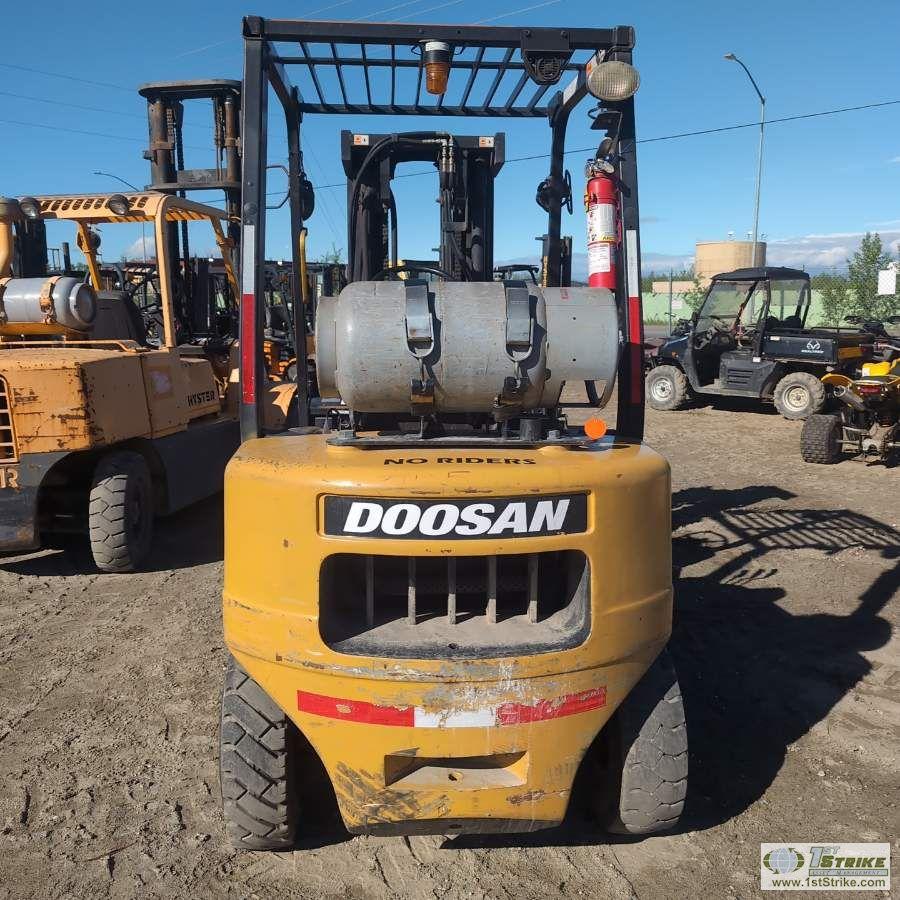FORKLIFT, DAEWOO DOOSAN MODEL G25P, OROPS, 4800LB CAPACITY, 186IN LIFT HEIGHT, 4 CYLINDER LP ENGINE,