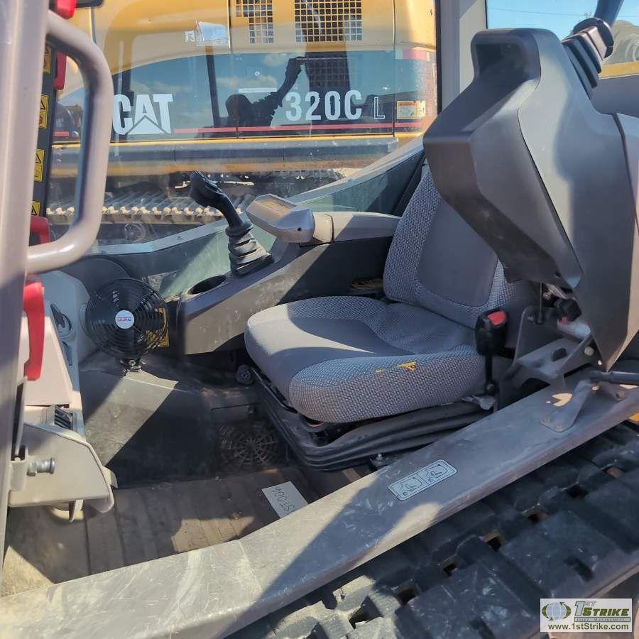 SKIDSTEER, 2014 VOLVO MCT85C T4, EROPS, TRACKED, SINGLE BOOM, SIDE ENTRANCE, HYDRAULIC ACTUATED ATTA