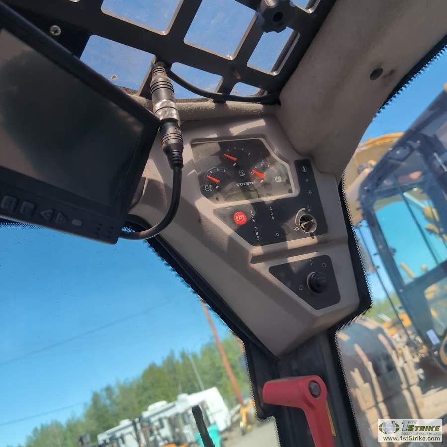 SKIDSTEER, 2014 VOLVO MCT85C T4, EROPS, TRACKED, SINGLE BOOM, SIDE ENTRANCE, HYDRAULIC ACTUATED ATTA