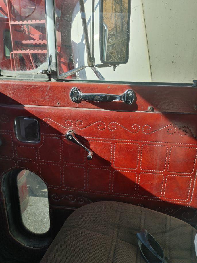 1989 PETERBILT 357 CAB & CHASSIS VN:276277 powered by Cat 3306 diesel engine, equipped with Road Ran