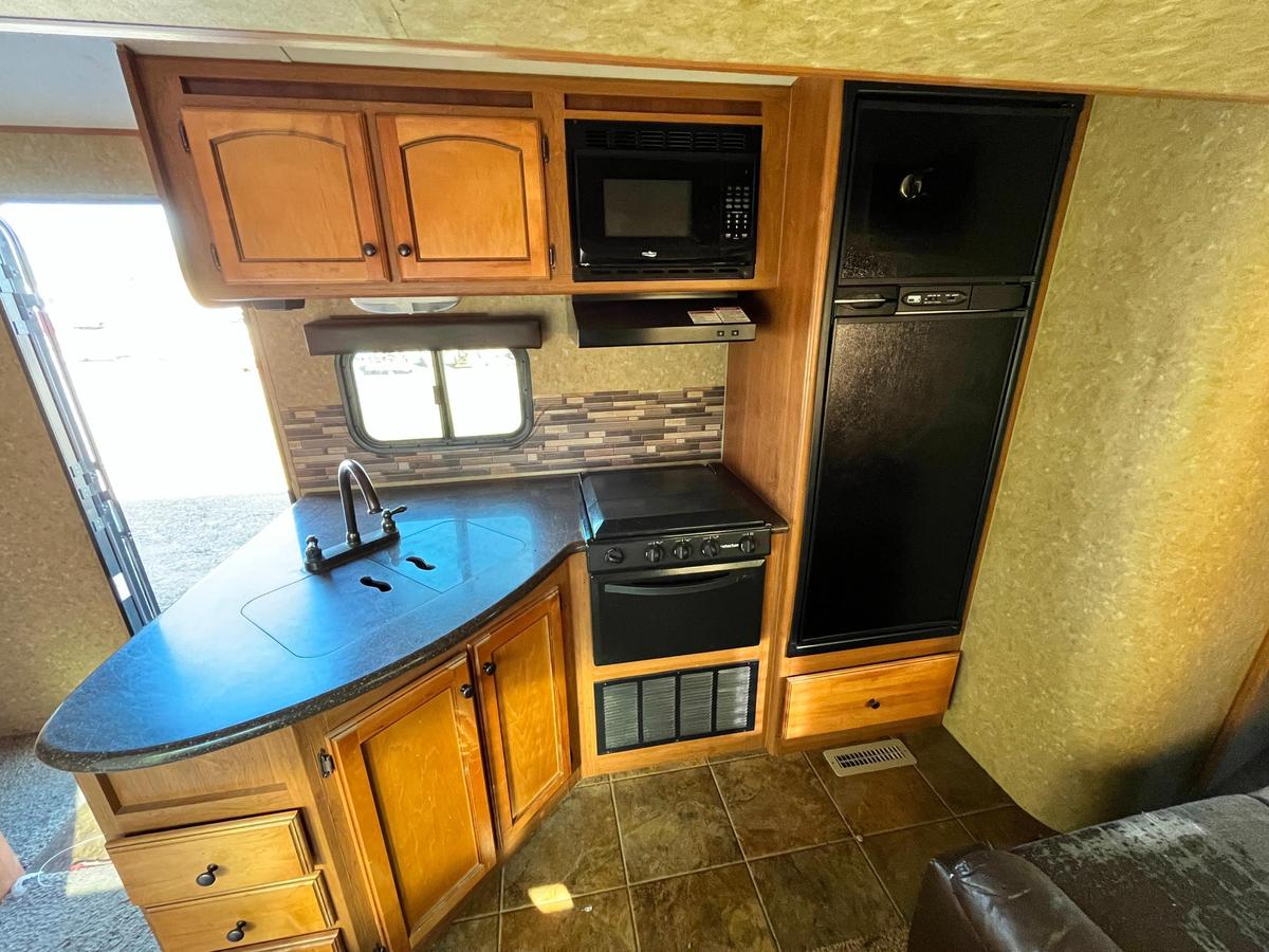 2014 CROSSROADS SUNSET TRAIL ST32FR14 CAMPER VN:4V0TC3224EB023464 9748# GVWR, MASTER BEDROOM,