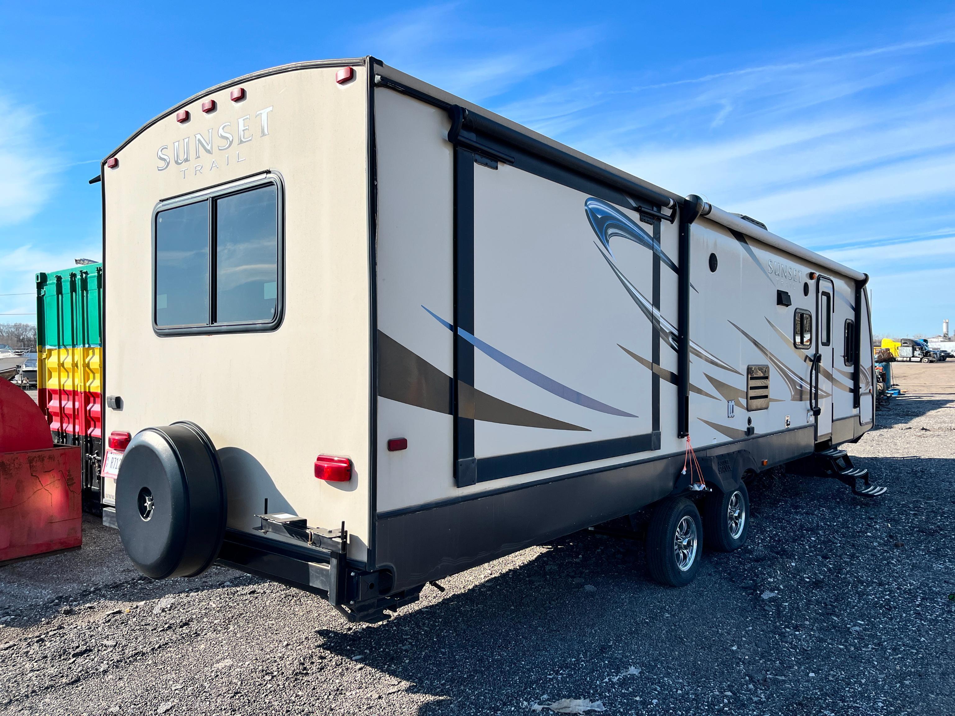 2014 CROSSROADS SUNSET TRAIL ST32FR14 CAMPER VN:4V0TC3224EB023464 9748# GVWR, MASTER BEDROOM,