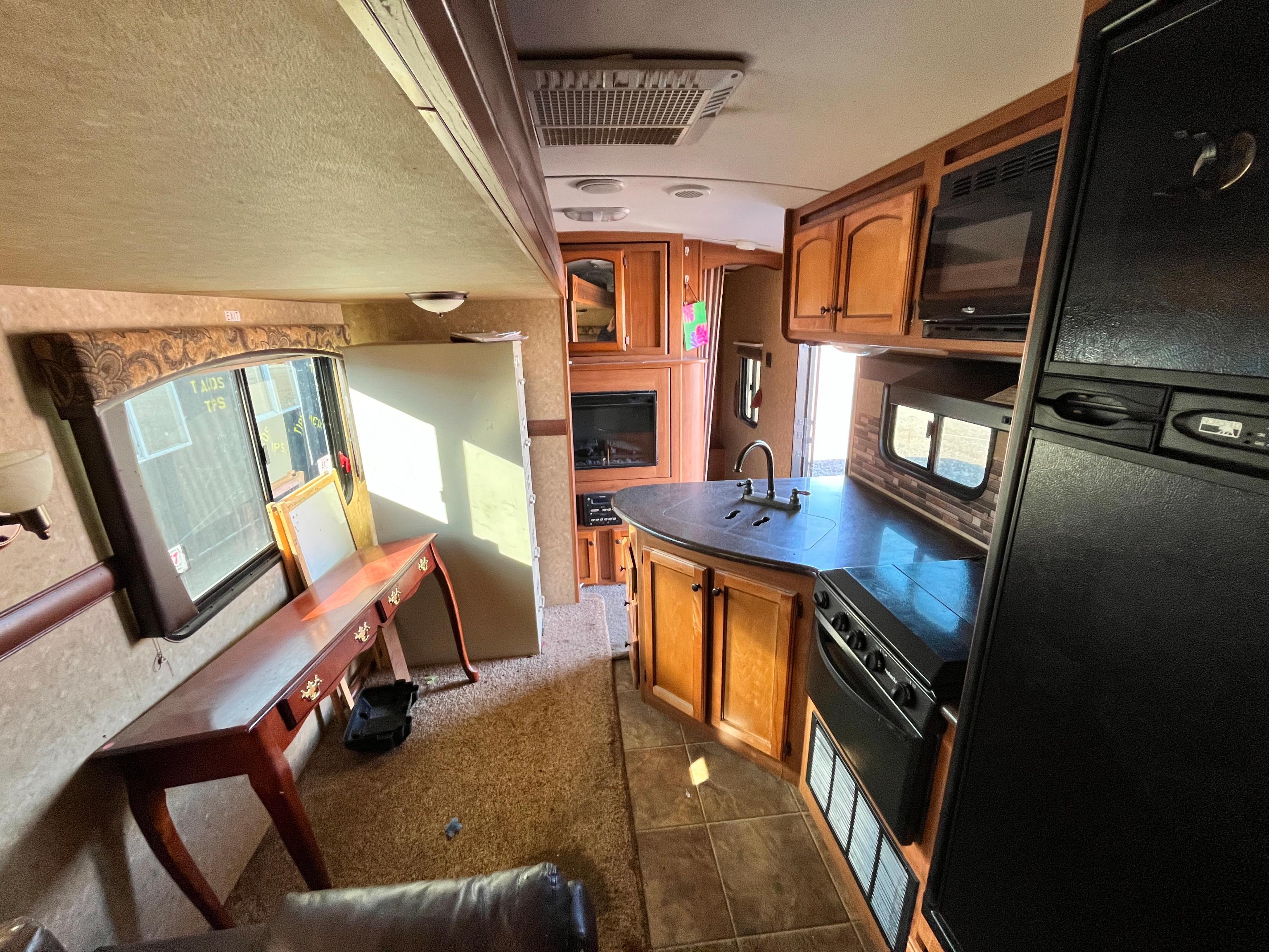 2014 CROSSROADS SUNSET TRAIL ST32FR14 CAMPER VN:4V0TC3224EB023464 9748# GVWR, MASTER BEDROOM,