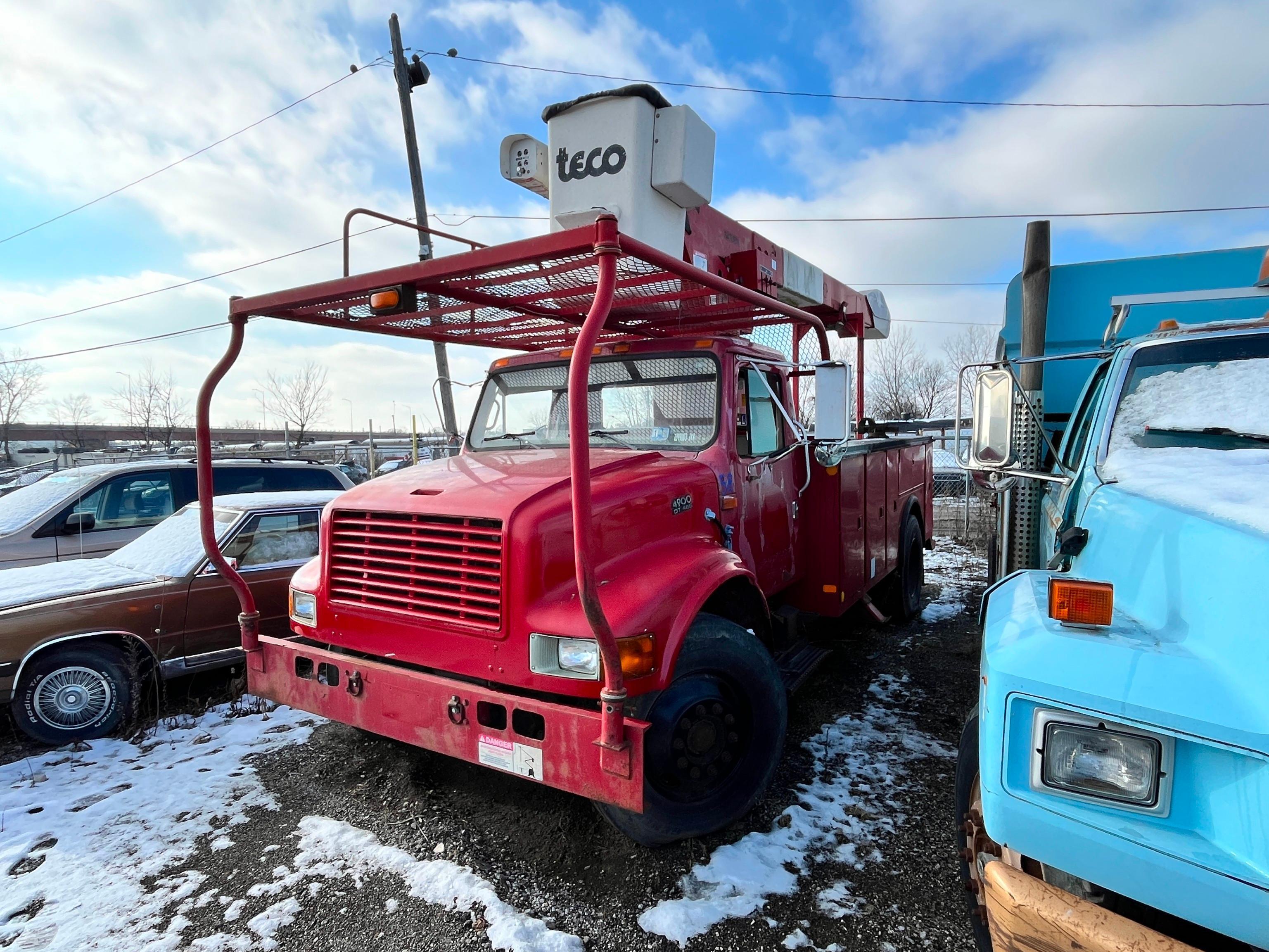 1999 INTERNATIONAL 4900 BUCKET TRUCK VN: 1HTSDAAP9XH689839 powered by DT466 diesel engine, equipped