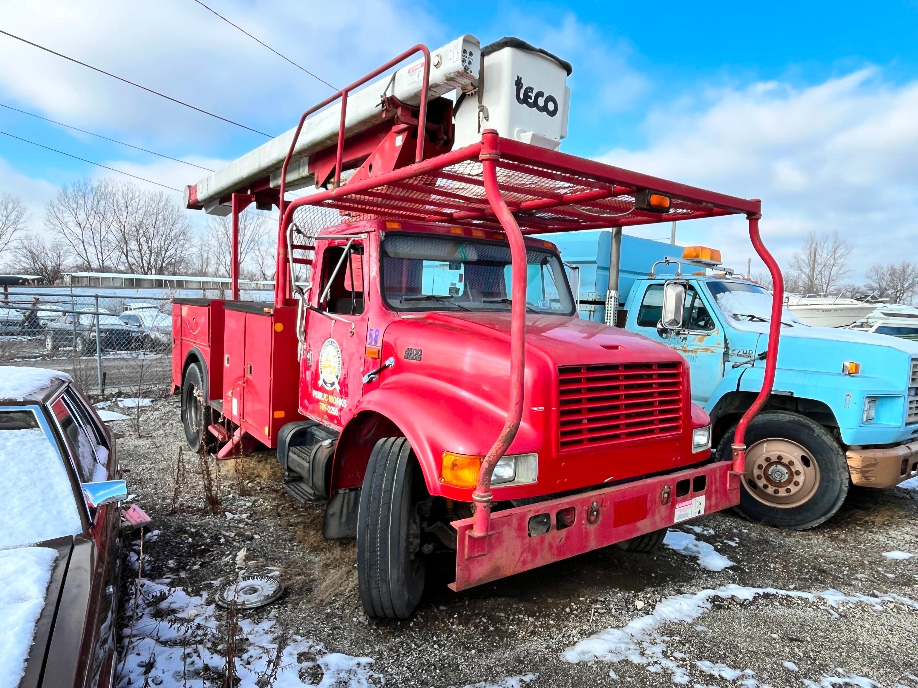 1999 INTERNATIONAL 4900 BUCKET TRUCK VN: 1HTSDAAP9XH689839 powered by DT466 diesel engine, equipped