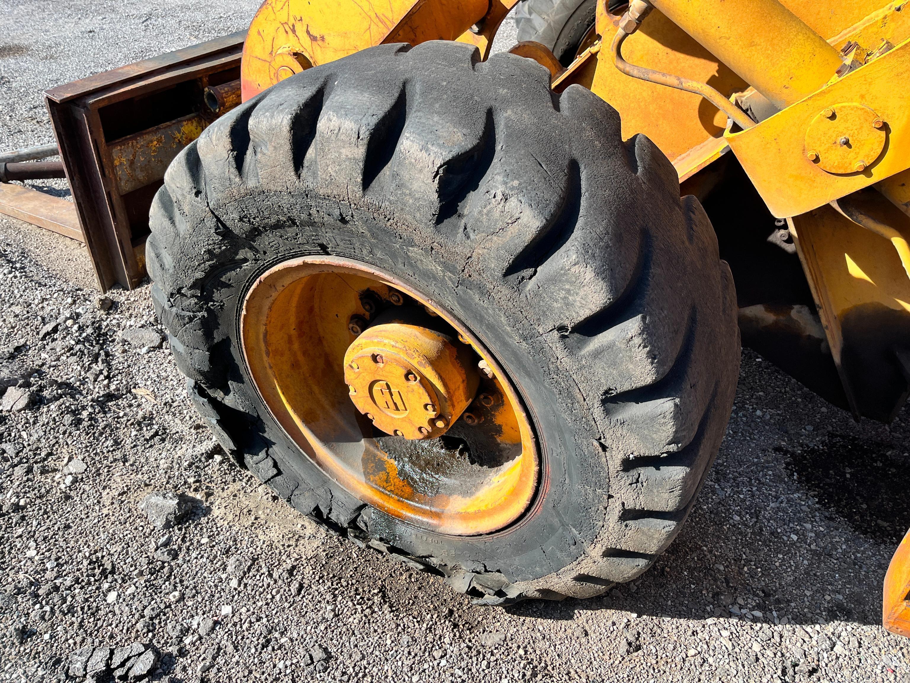 IH PAYLOADER H60 RUBBER TIRED LOADER powered by diesel engine, equipped with ECAB, 72in. Forks,