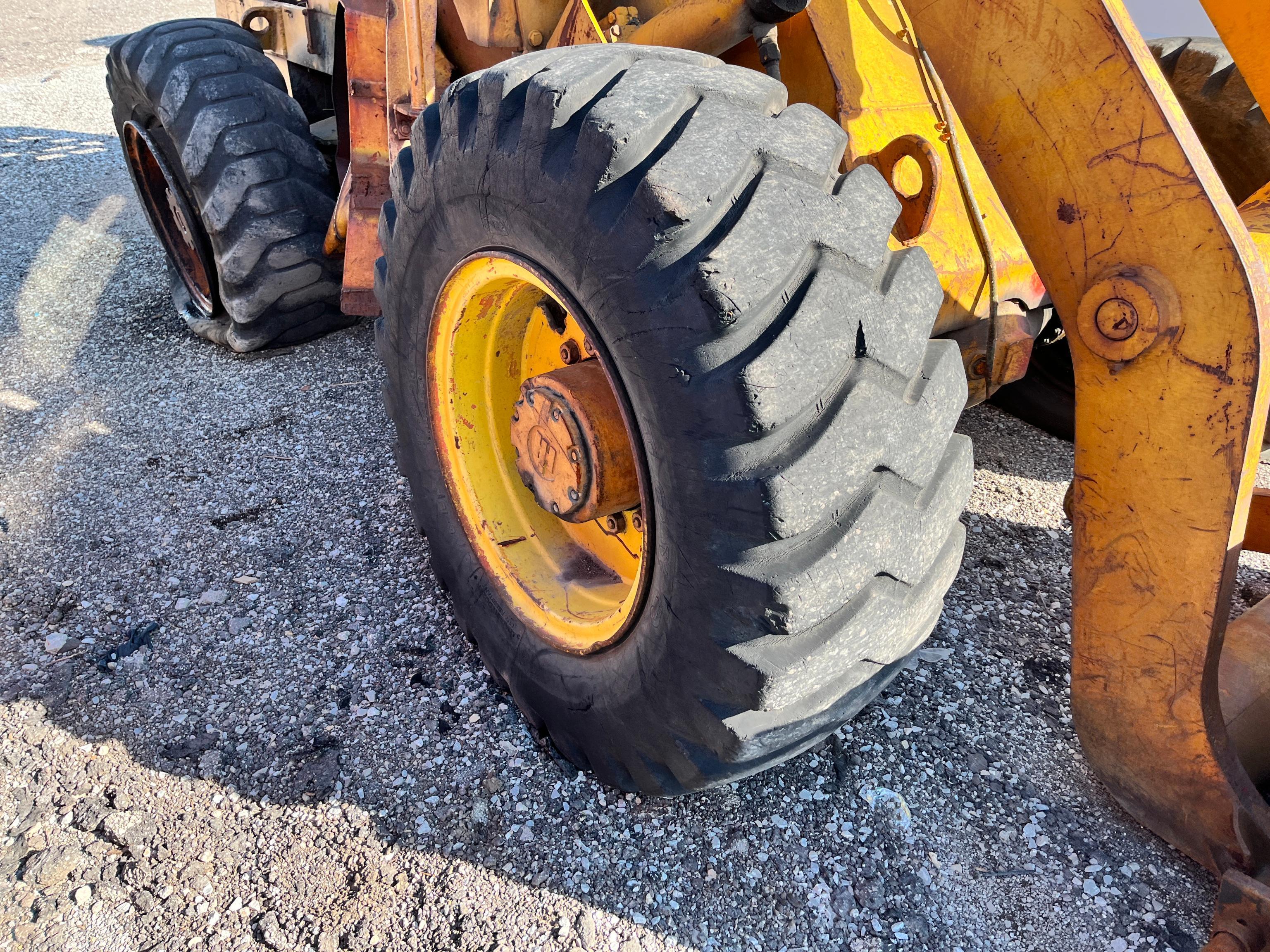 IH PAYLOADER H60 RUBBER TIRED LOADER powered by diesel engine, equipped with ECAB, 72in. Forks,