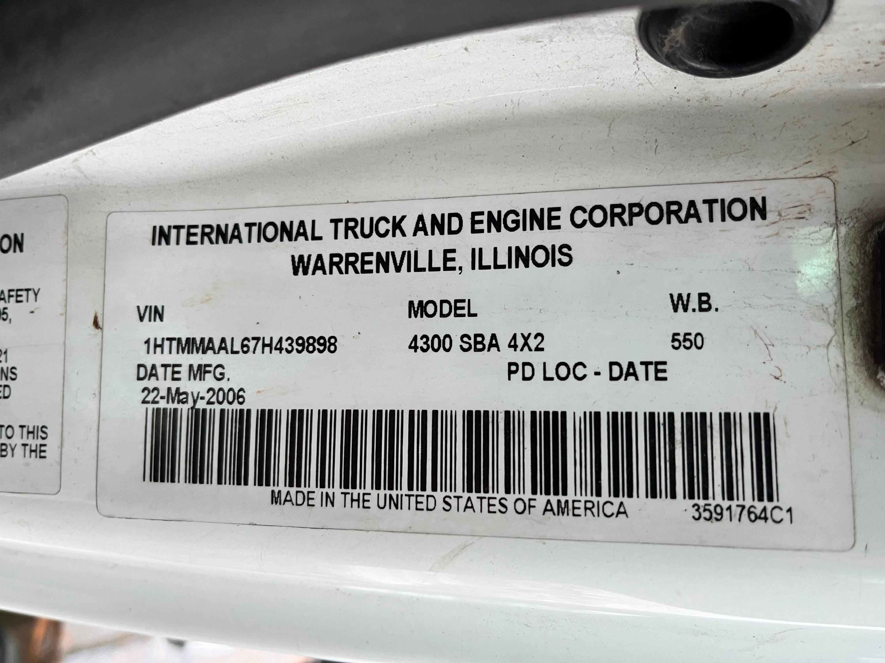 INTERNATIONAL 4300 ROLLBACK TRUCK VN:1HTMMAAL67H439898 powered by DT466 diesel engine, equipped with