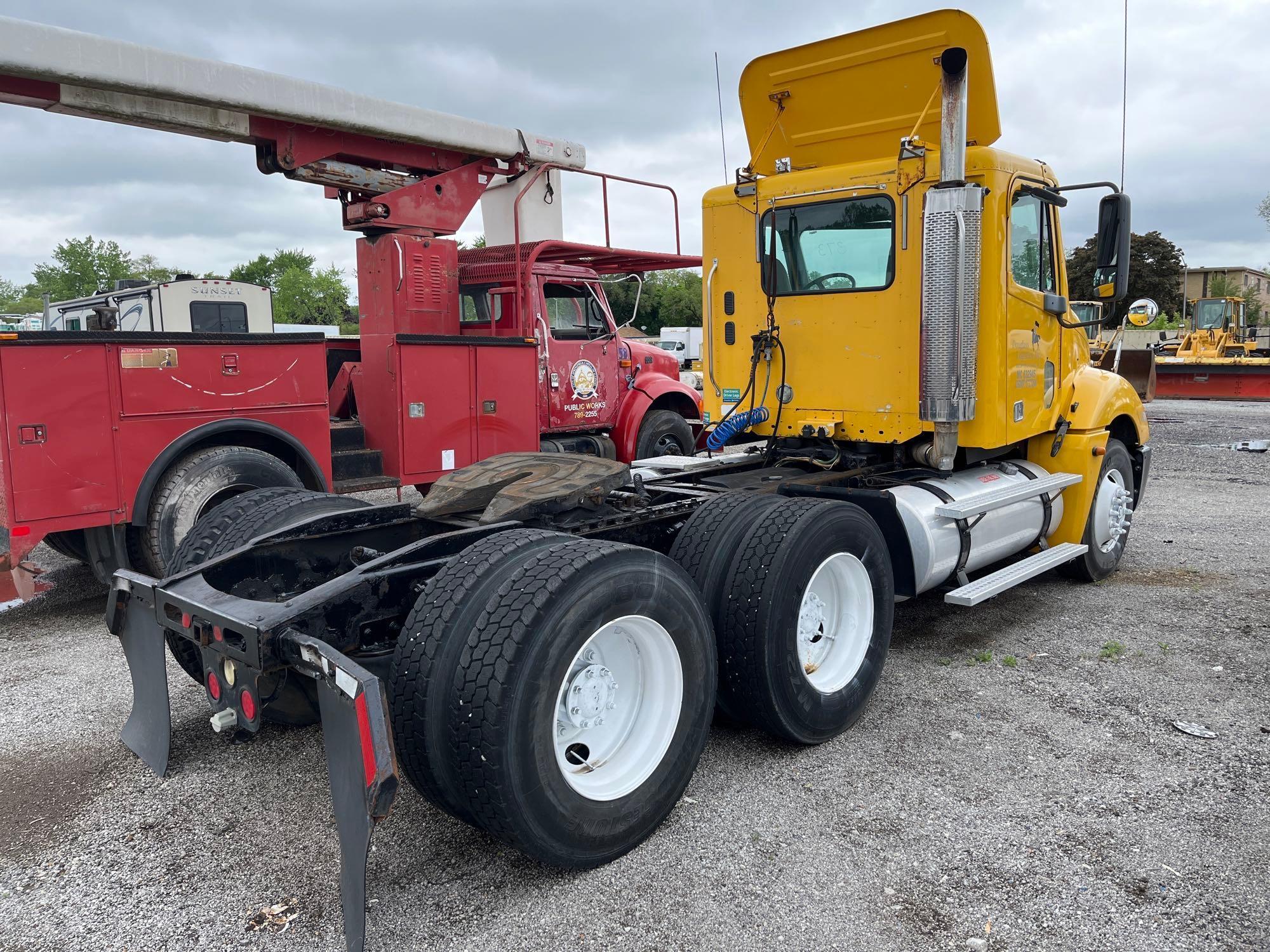 FREIGHTLINER TRUCK TRACTOR VN:N/A powered by Detroit Series 60 diesel engine, equipped with Eaton