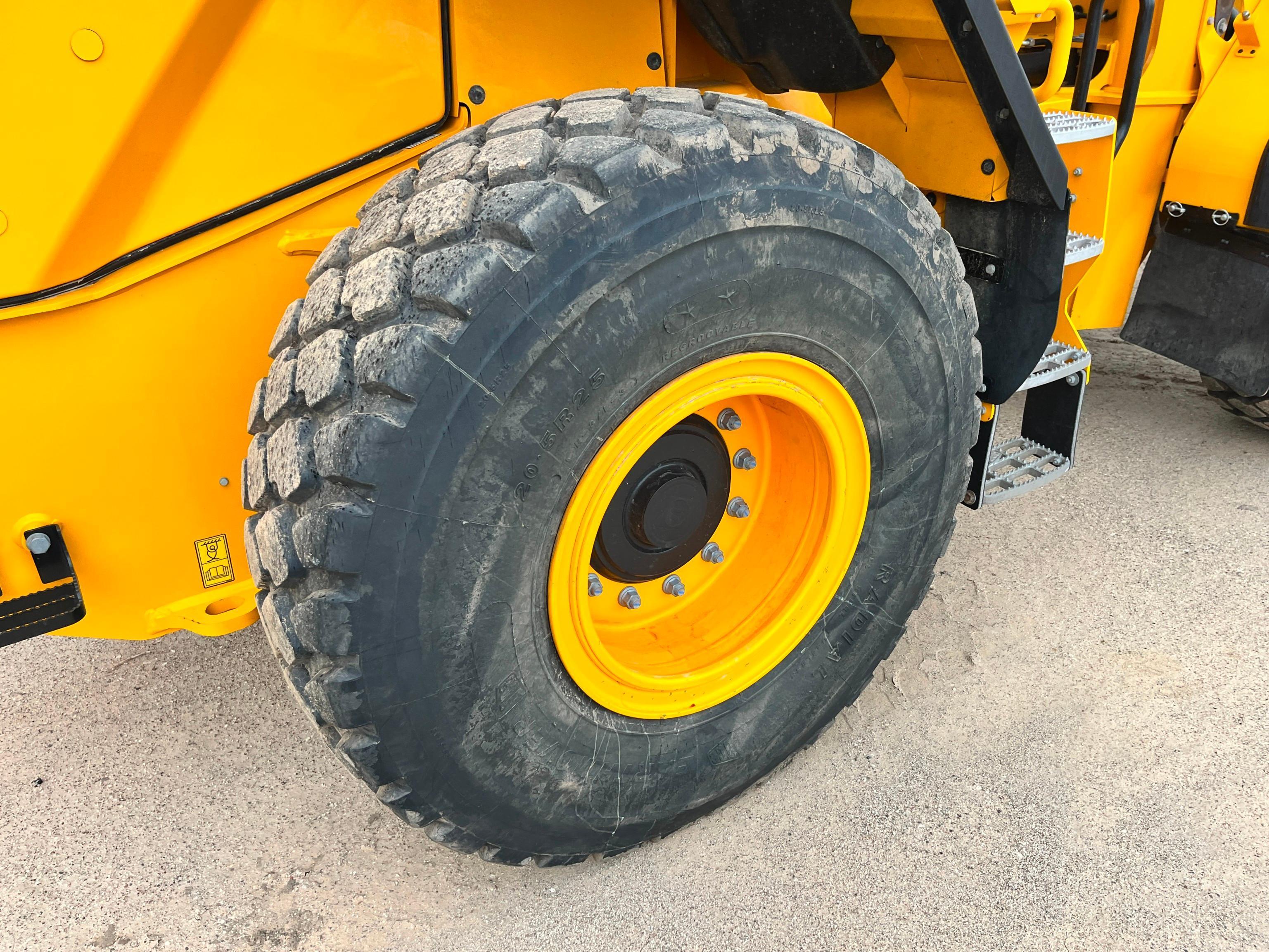 2021 JCB 427ZX RUBBER TIRED LOADER SN:JCB4A6AEHN3079329 powered by 6.7 liter diesel engine, equipped