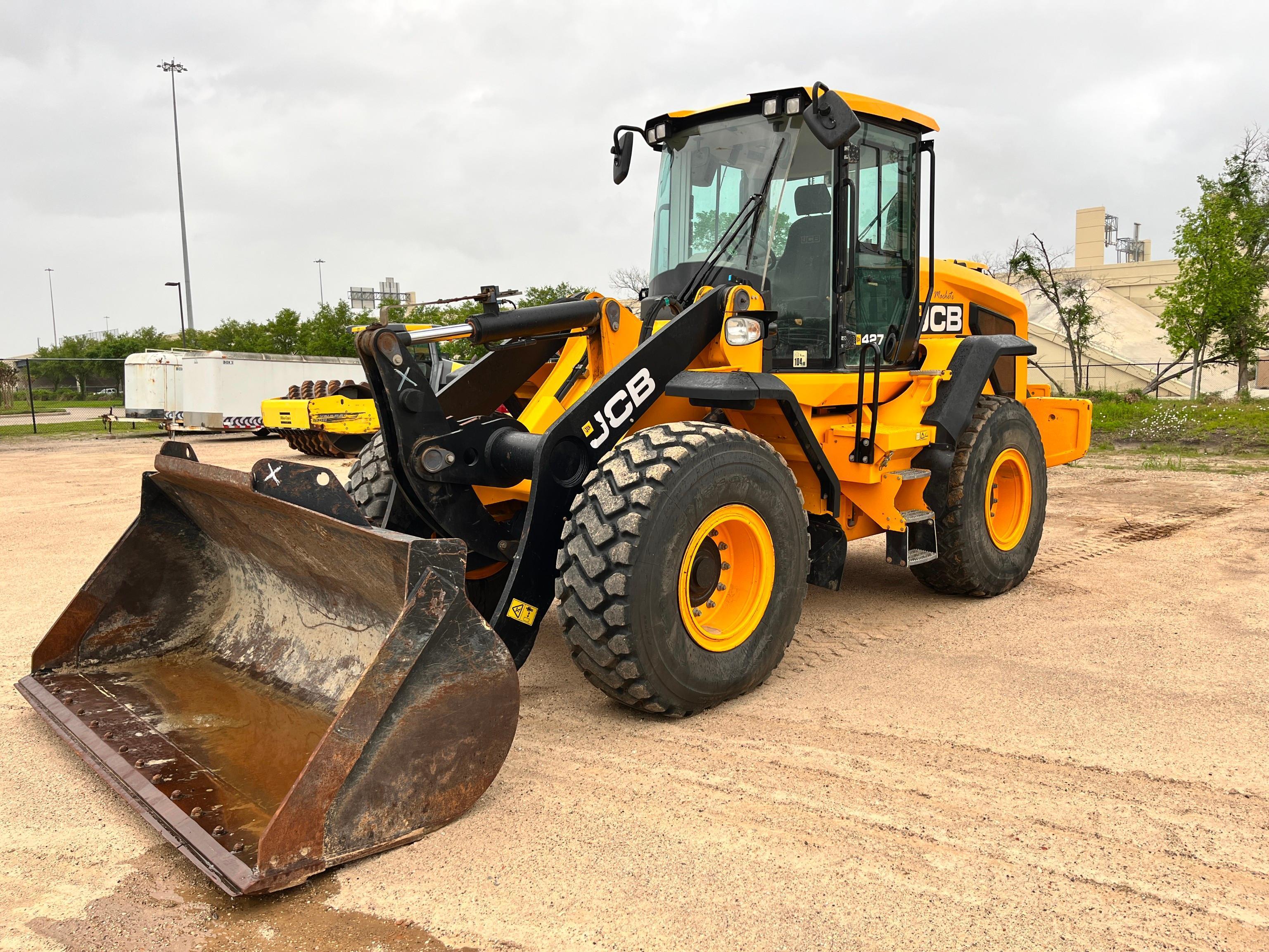 JCB 427ZX RUBBER TIRED LOADER SN:JCB4A6AEVM2474207 powered by 6.7 liter diesel engine, equipped with