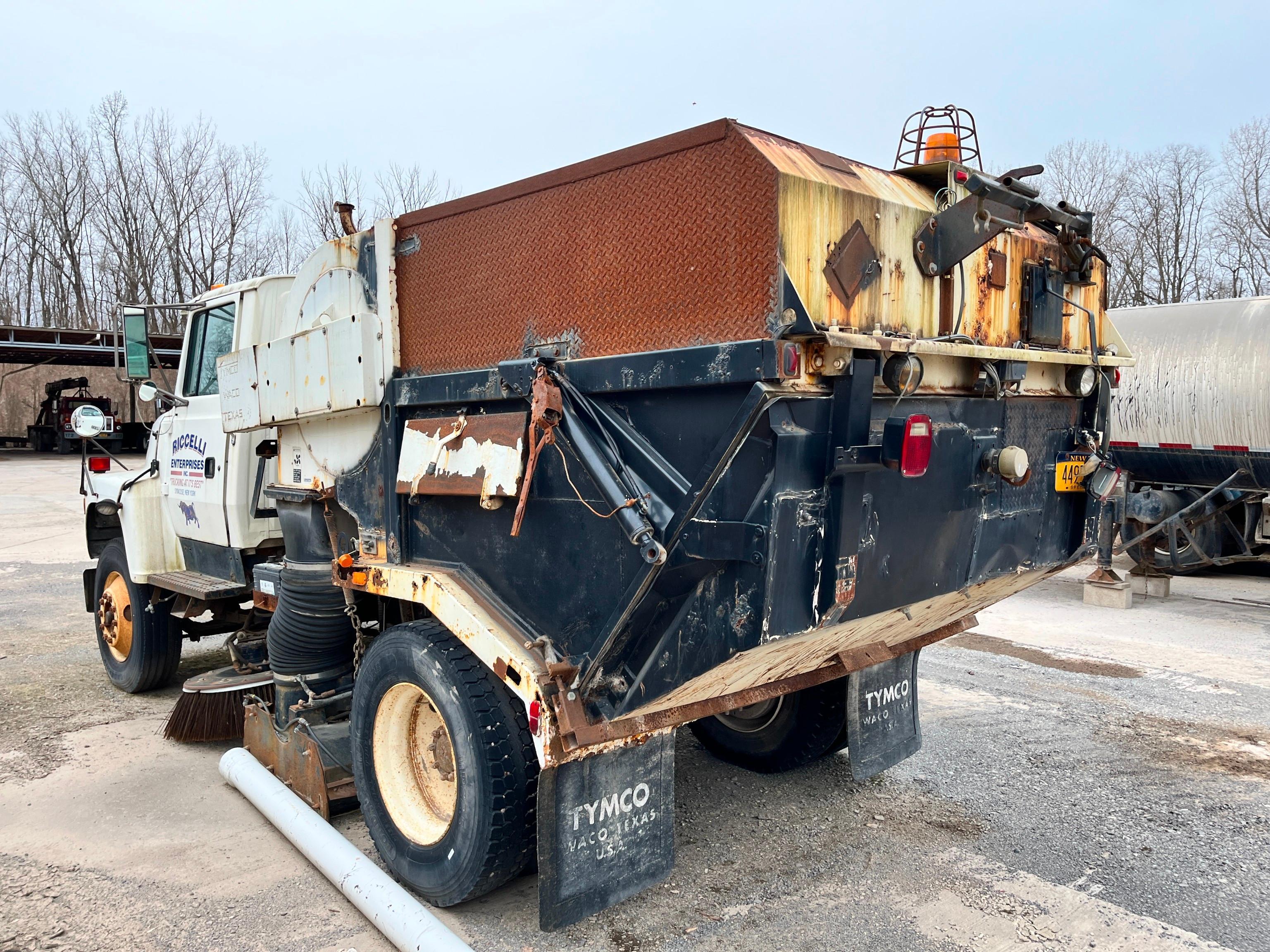 1995 FORD L7000 SWEEPER VN:1FDXR72C5SVA67117 powered by Cummins ISB diesel engine, equipped with