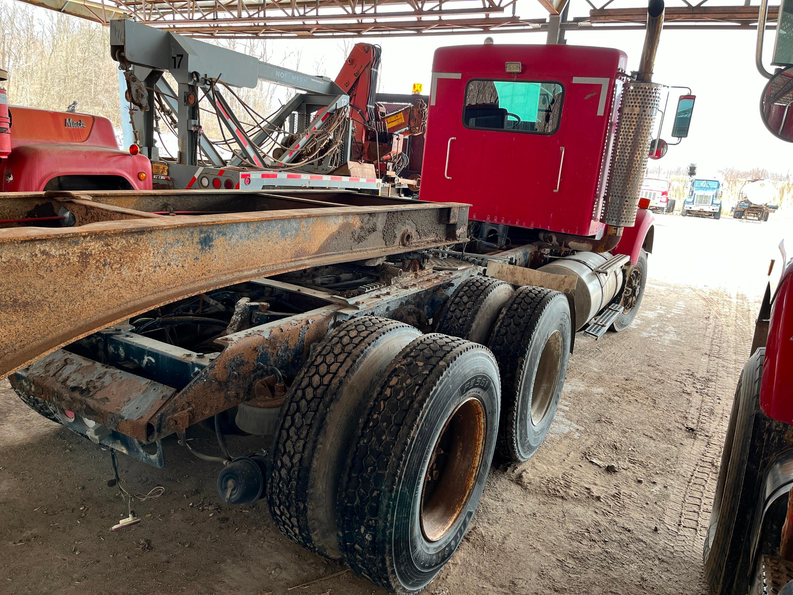 1998 KENWORTH T800 TRUCK TRACTOR VN:1XKDDU0X7WJ784887 powered by Cat C12 diesel engine, equipped