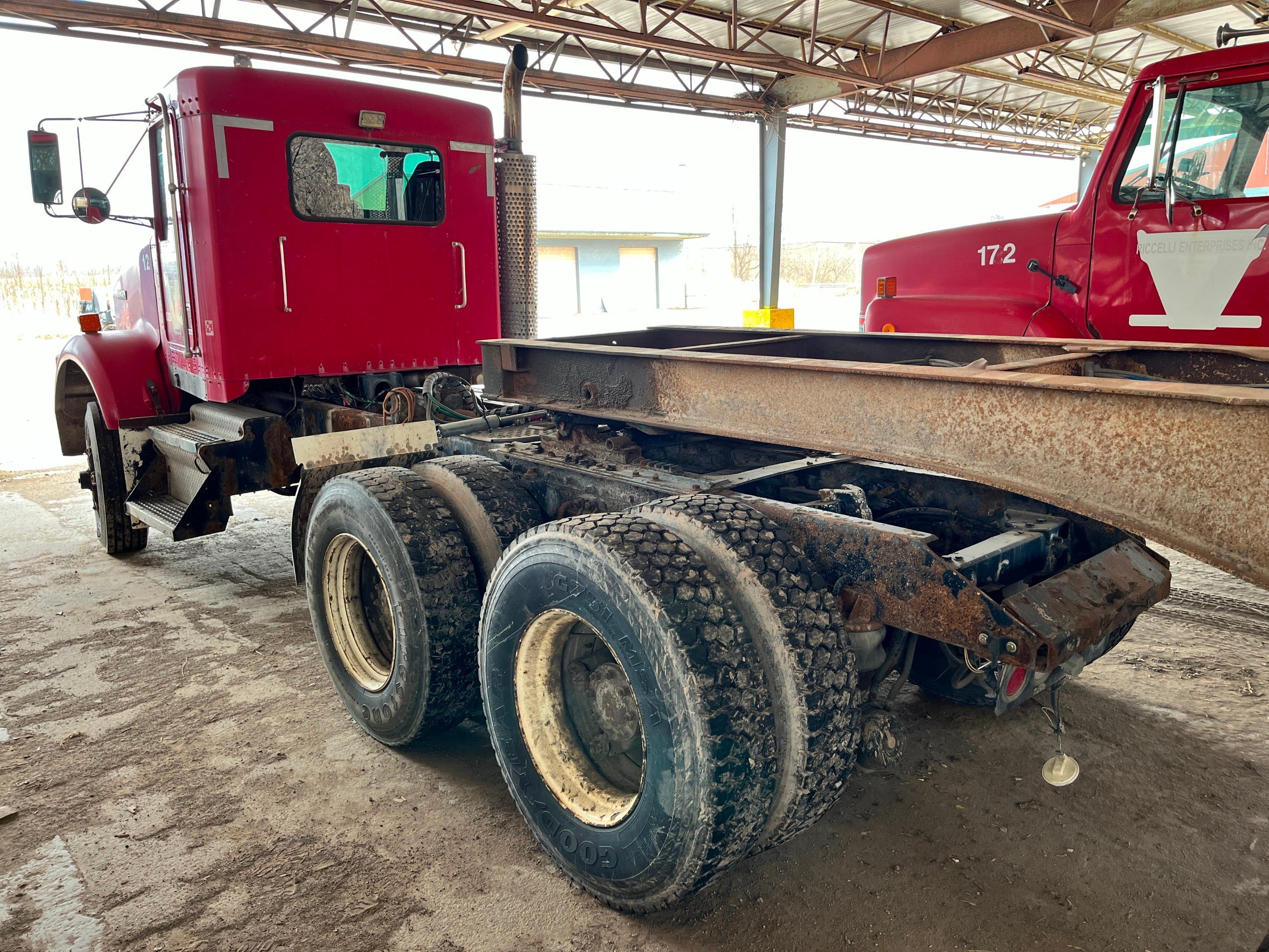 1998 KENWORTH T800 TRUCK TRACTOR VN:1XKDDU0X7WJ784887 powered by Cat C12 diesel engine, equipped