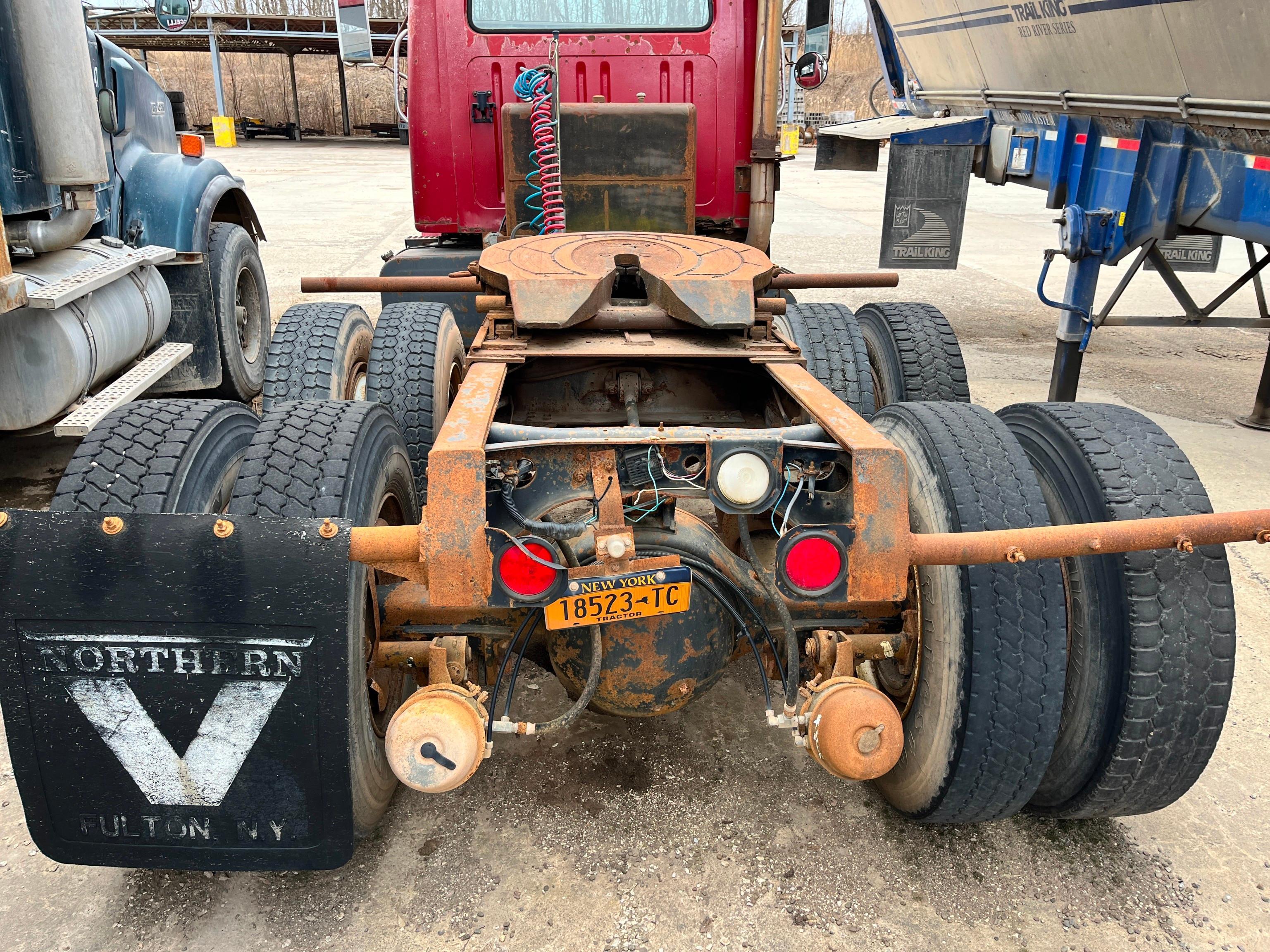 1989 INTERNATIONAL 2574 TRUCK TRACTOR VN:1HSGGGDR5KH694305 powered by Cummins L10 diesel engine,