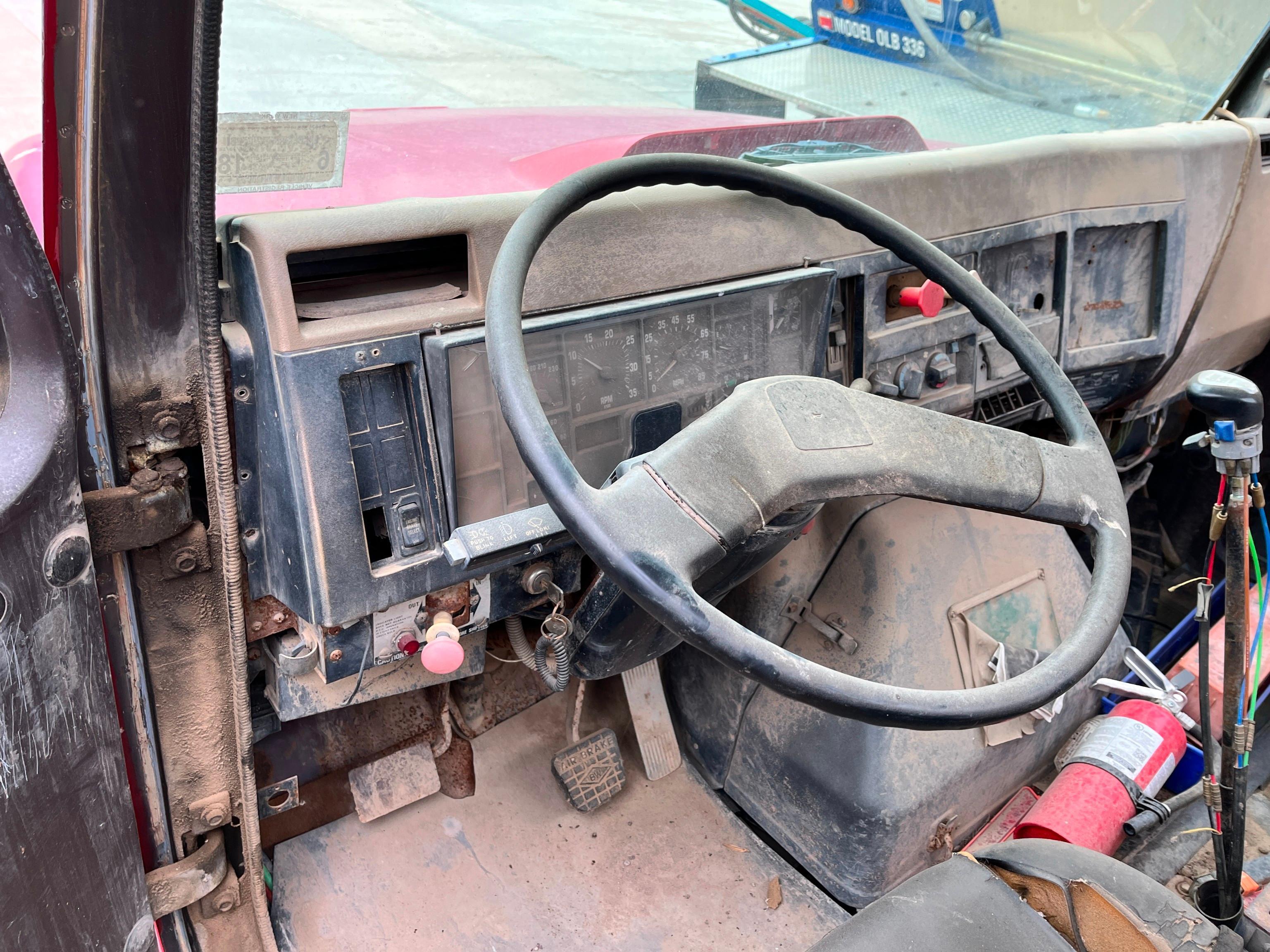 1989 INTERNATIONAL 2574 TRUCK TRACTOR VN:1HSGGGDR5KH694305 powered by Cummins L10 diesel engine,