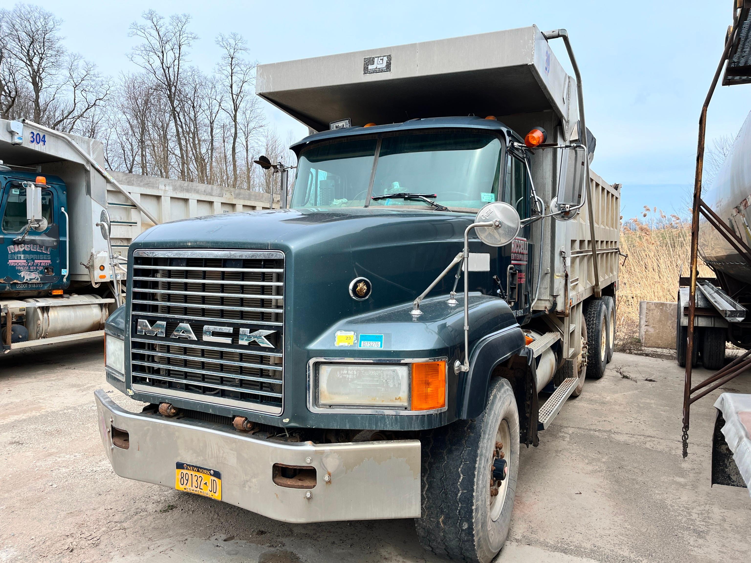 1998 MACK CL713 DUMP TRUCK VN:1M2AD38C3WW008023 powered by Mack E7-460 diesel engine, equipped with