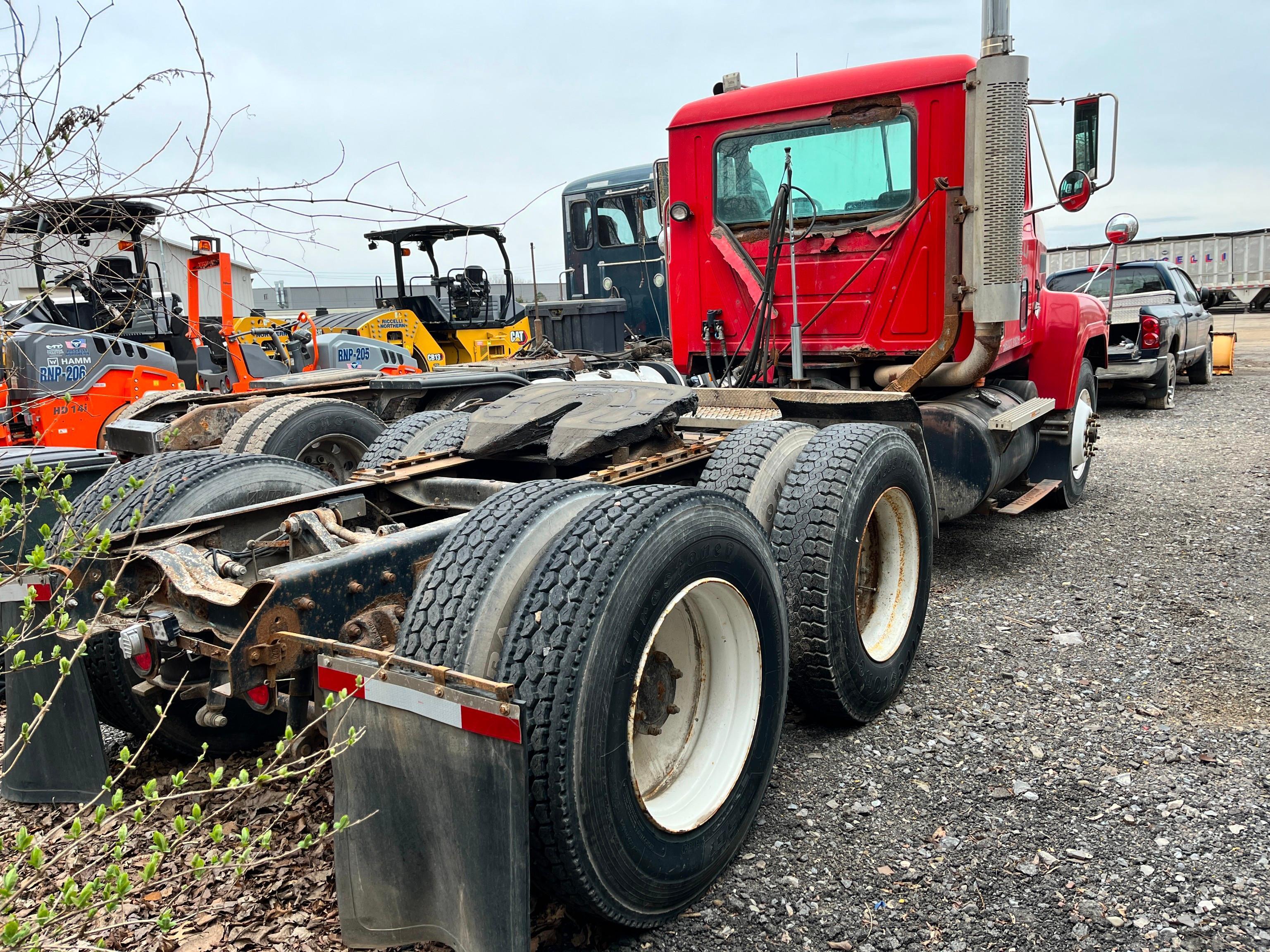 1993 MACK CH613 TRUCK TRACTOR VN:1M2AA13Y7PW019740 powered by Mack E7-350 diesel engine, equipped