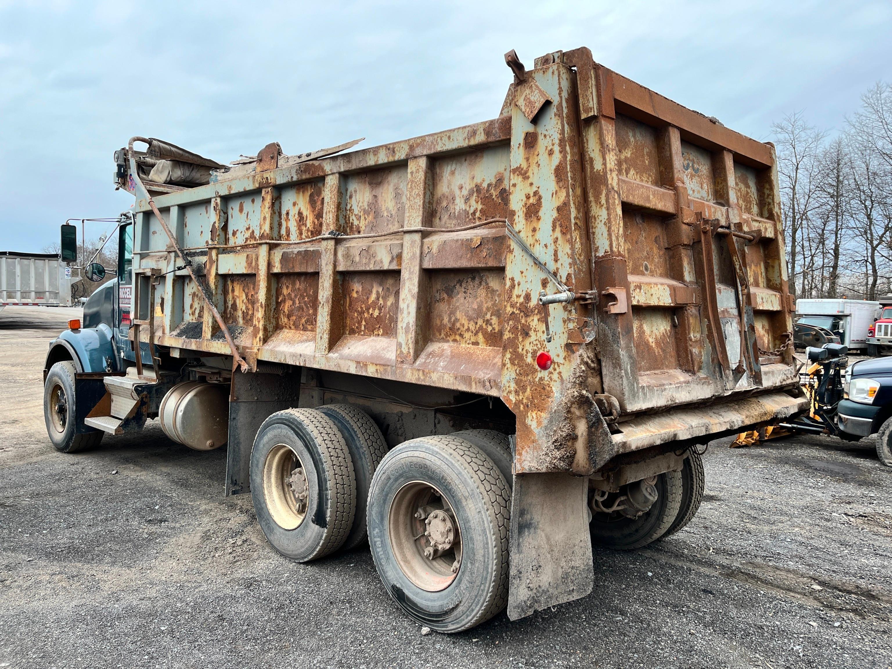 1995 KENWORTH T800 DUMP TRUCK VN:2NKDLE0X0SM682319 powered by Cat 3176 diesel engine, equipped with