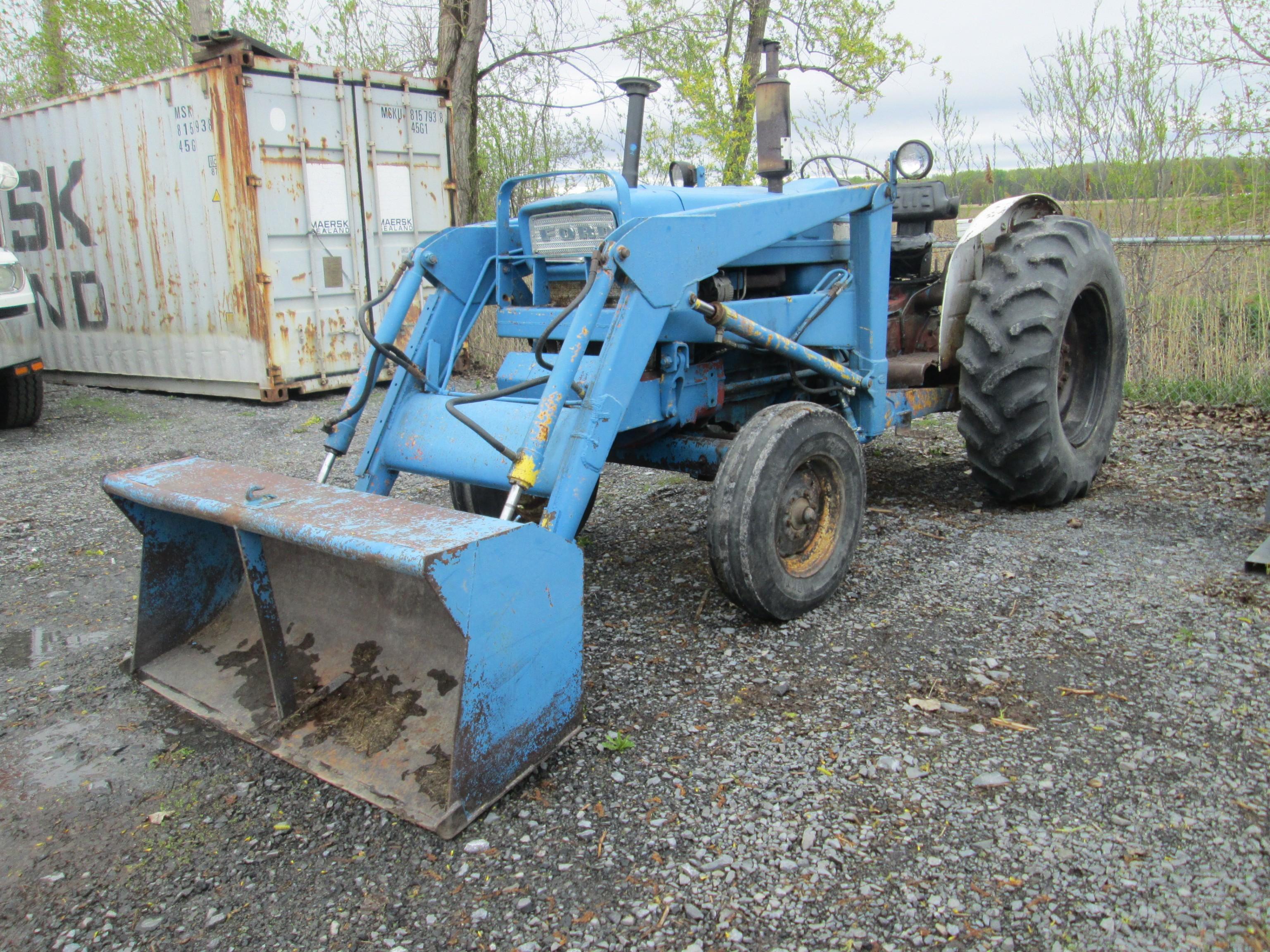 AGRICULTURAL TRACTOR FORD 5000 TRACTOR SN:B04830 POWERED BY DIESEL ENGINE, EQUIPPED WITH