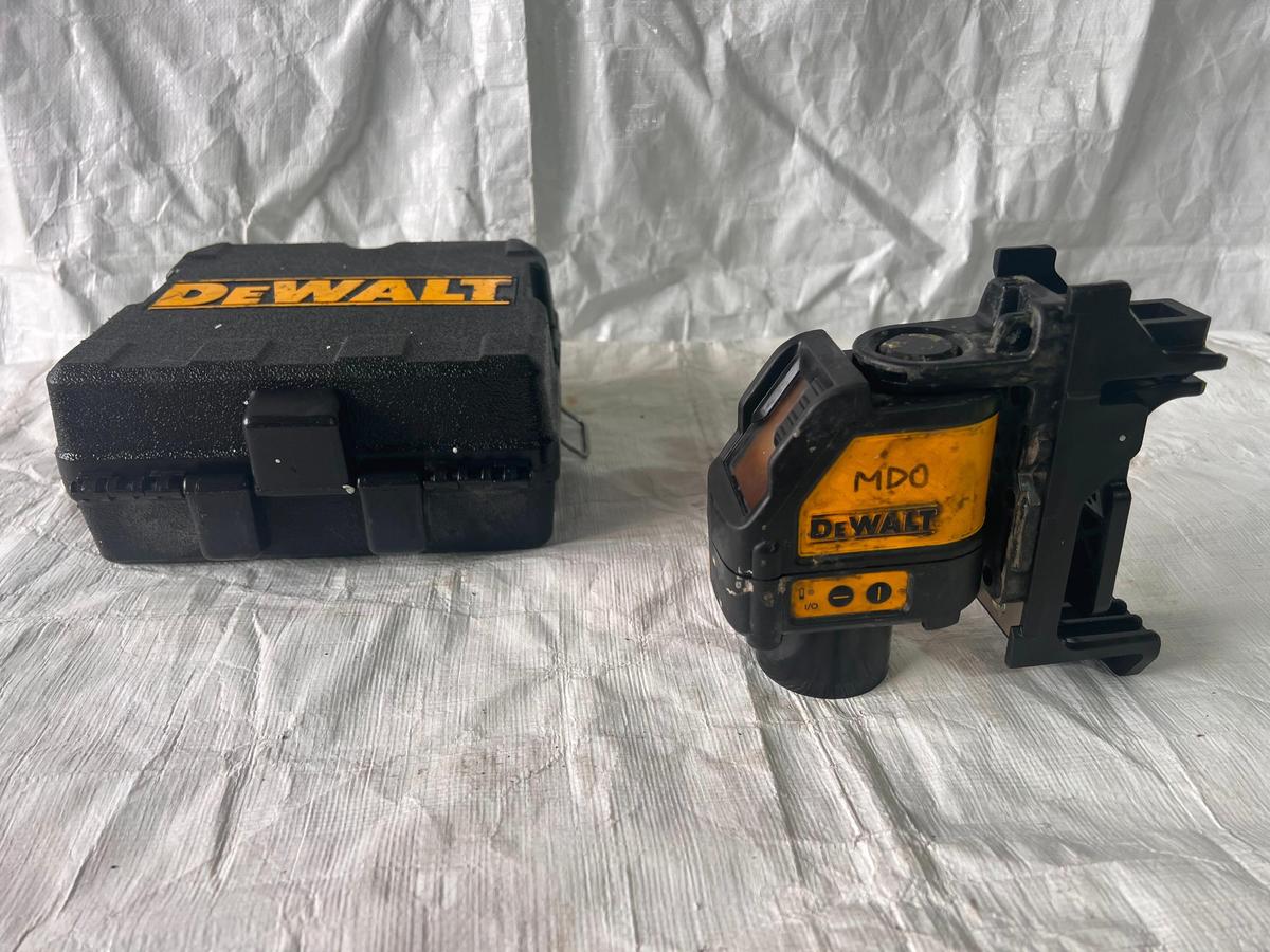 SUPPORT EQUIPMENT DEWALT CORDLESS LASER CHALKLINE located in Bainsville K0C 1E0