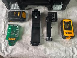 NEW SUPPORT EQUIPMENT NEW DEWALT SELF LEVELLING GREEN LASER 20V MAX XR3 & GREEN LASER LINE DETECTOR