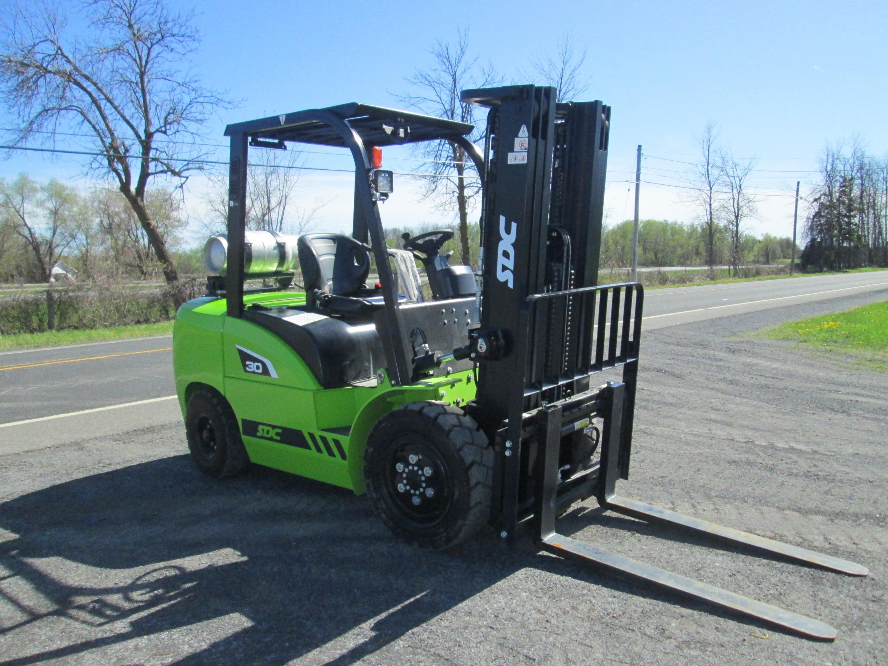 FORKLIFT NEW VIFT FG30L 6,500lbs forklift SN 04737S equipped with NISSAN 4 cyl gasoline / LPG