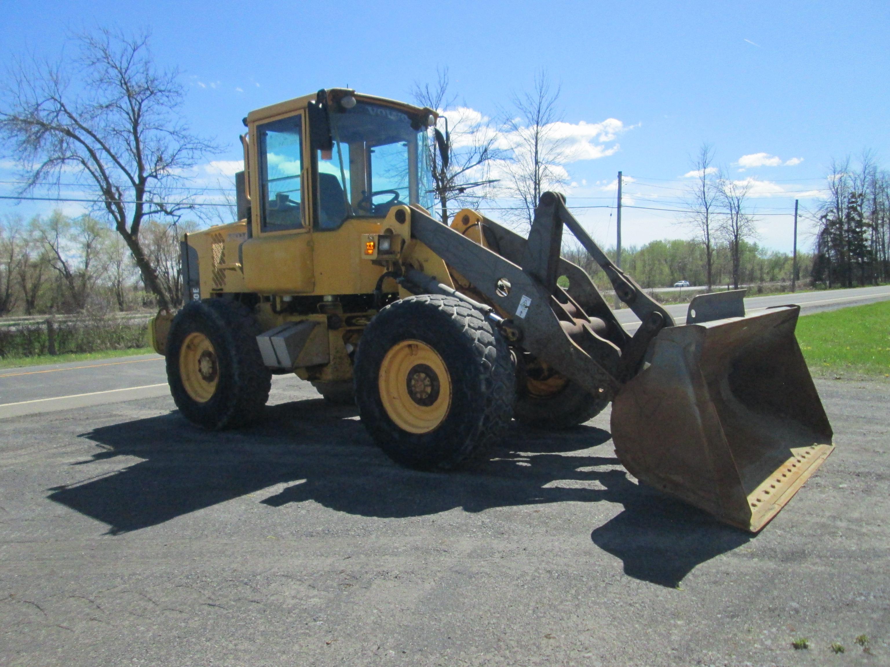 RUBBER TIRED LOADER 2004 Volvo L50E Wheel Loader SN L50EV71112 eqipped with diesel engine, a/c heat