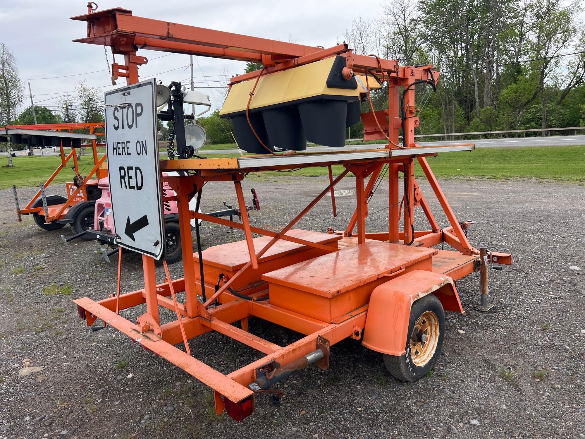 PORTABLE TRAFFIC SIGNALSN-101186 solar power, ST185/80R13 tires, trailer mounted..BILL OF SALE ONLY