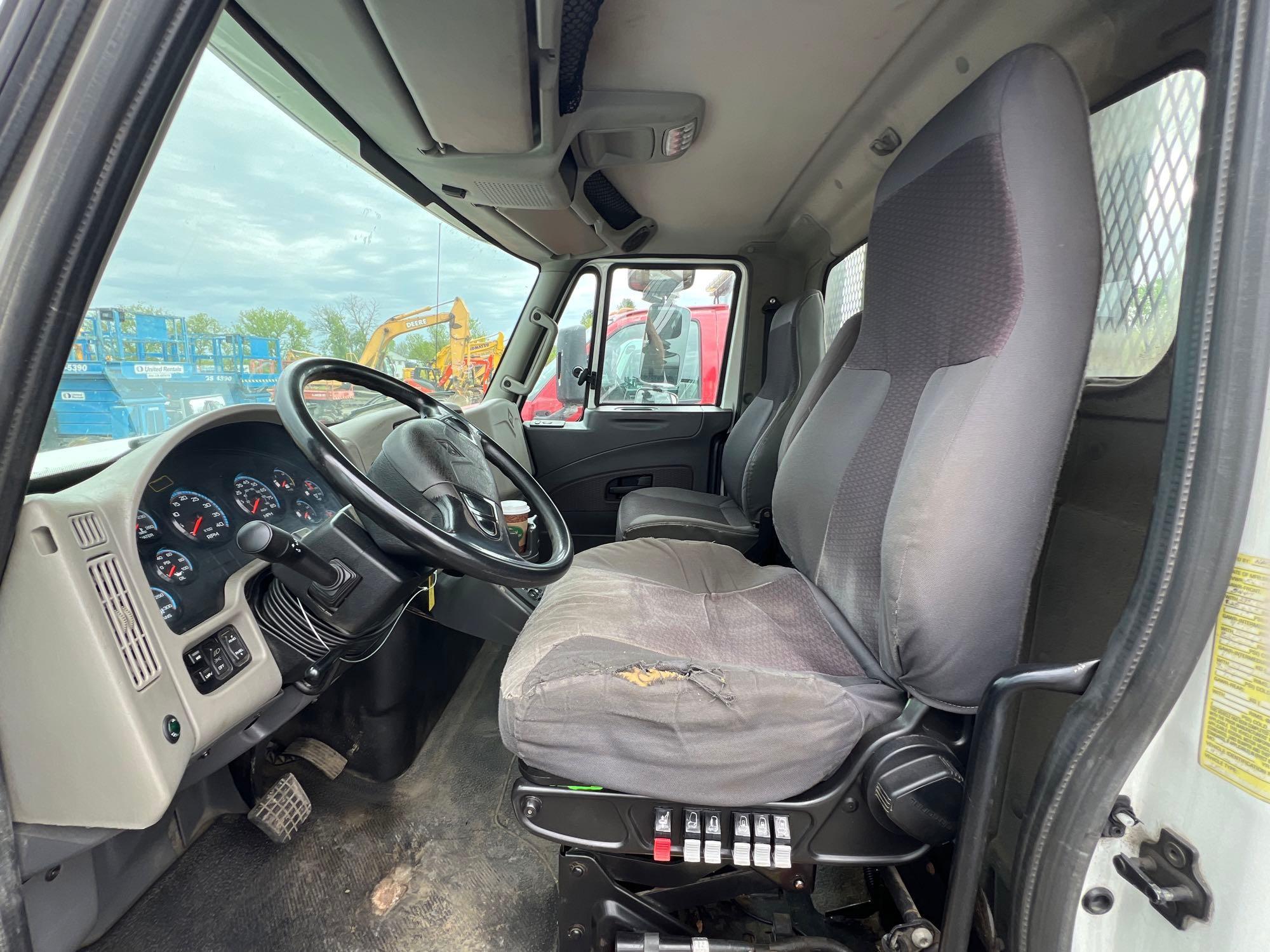 2016 INTERNATIONAL 4400 ROLLBACK TRUCK VN:466661 powered by diesel engine, equipped with automatic