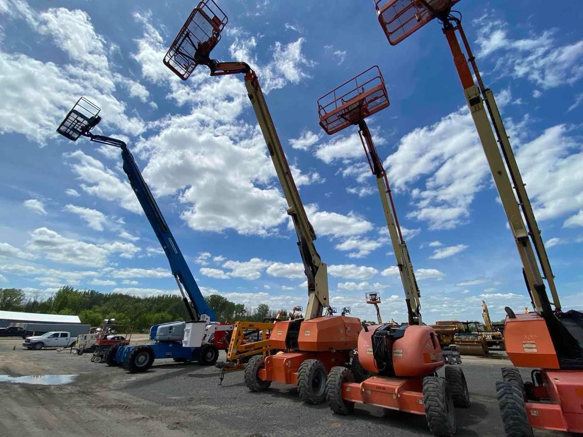 JLG 860SJ BOOM LIFT sn-5882 4x4, powered by diesel engine, equipped with 86ft. Platform height,