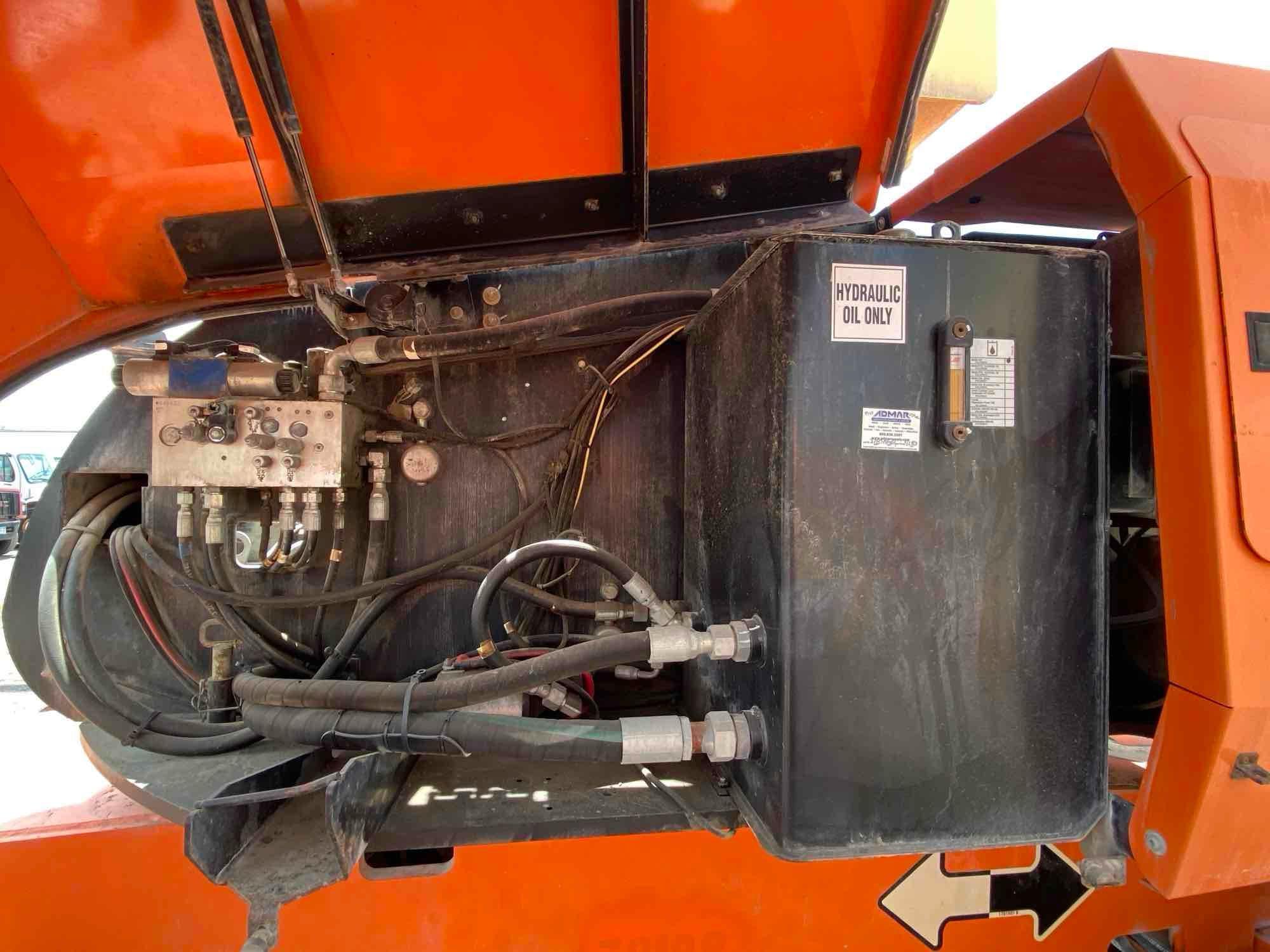 JLG 860SJ BOOM LIFT sn-5882 4x4, powered by diesel engine, equipped with 86ft. Platform height,