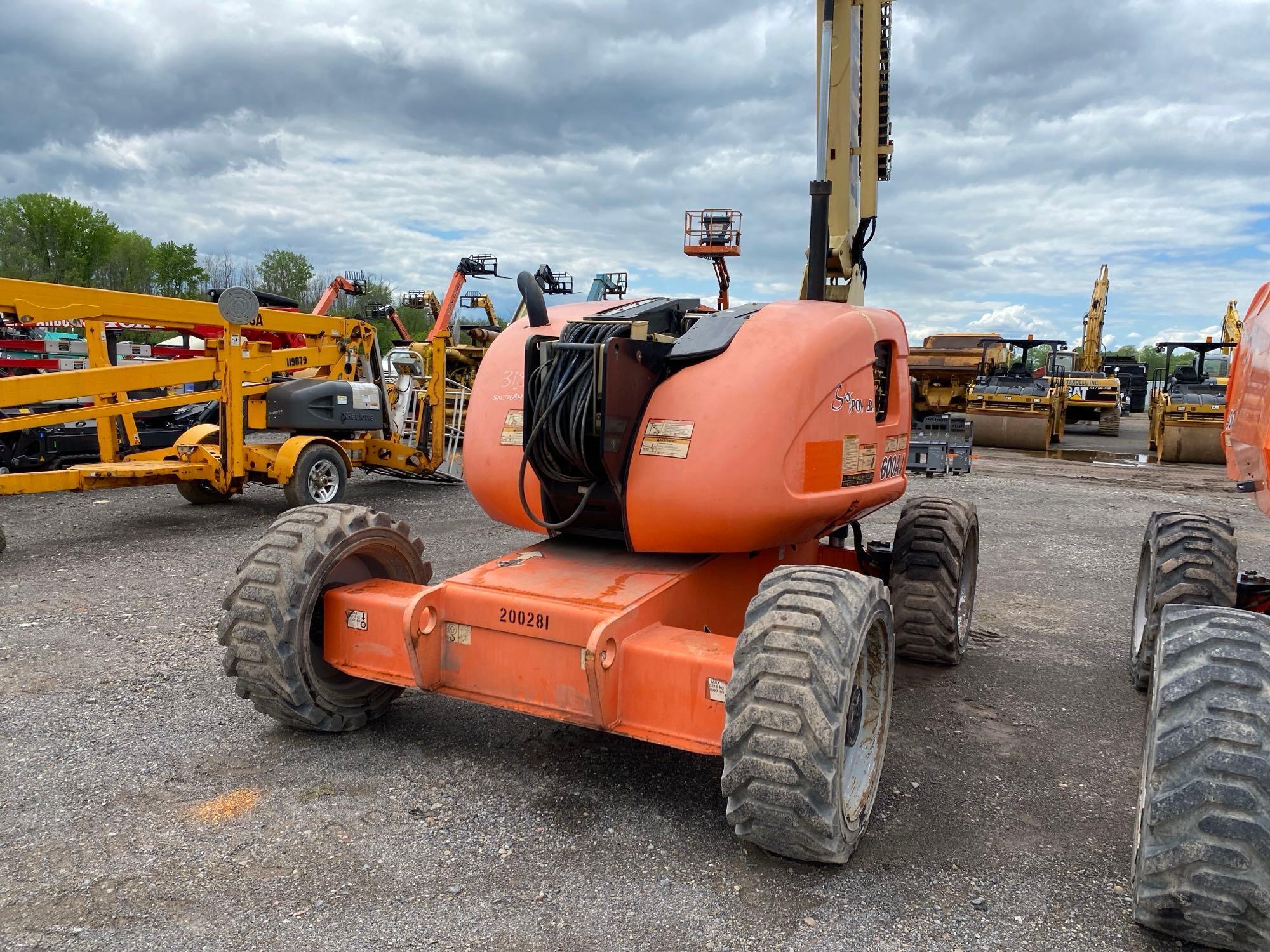 JLG 600AJ BOOM LIFT SN:76841 4x4, powered by diesel engine, equipped with 60ft. Platform height,