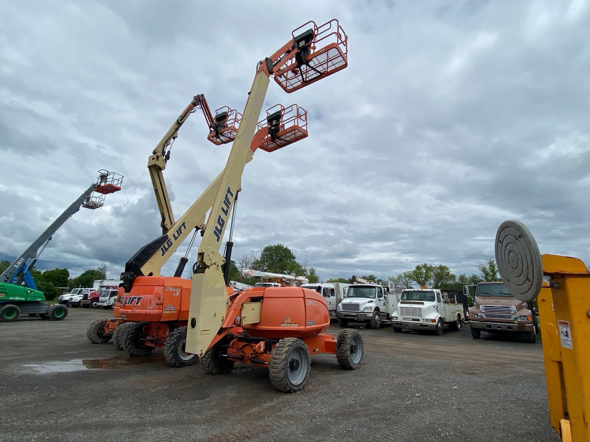 JLG 600AJ BOOM LIFT SN:76841 4x4, powered by diesel engine, equipped with 60ft. Platform height,