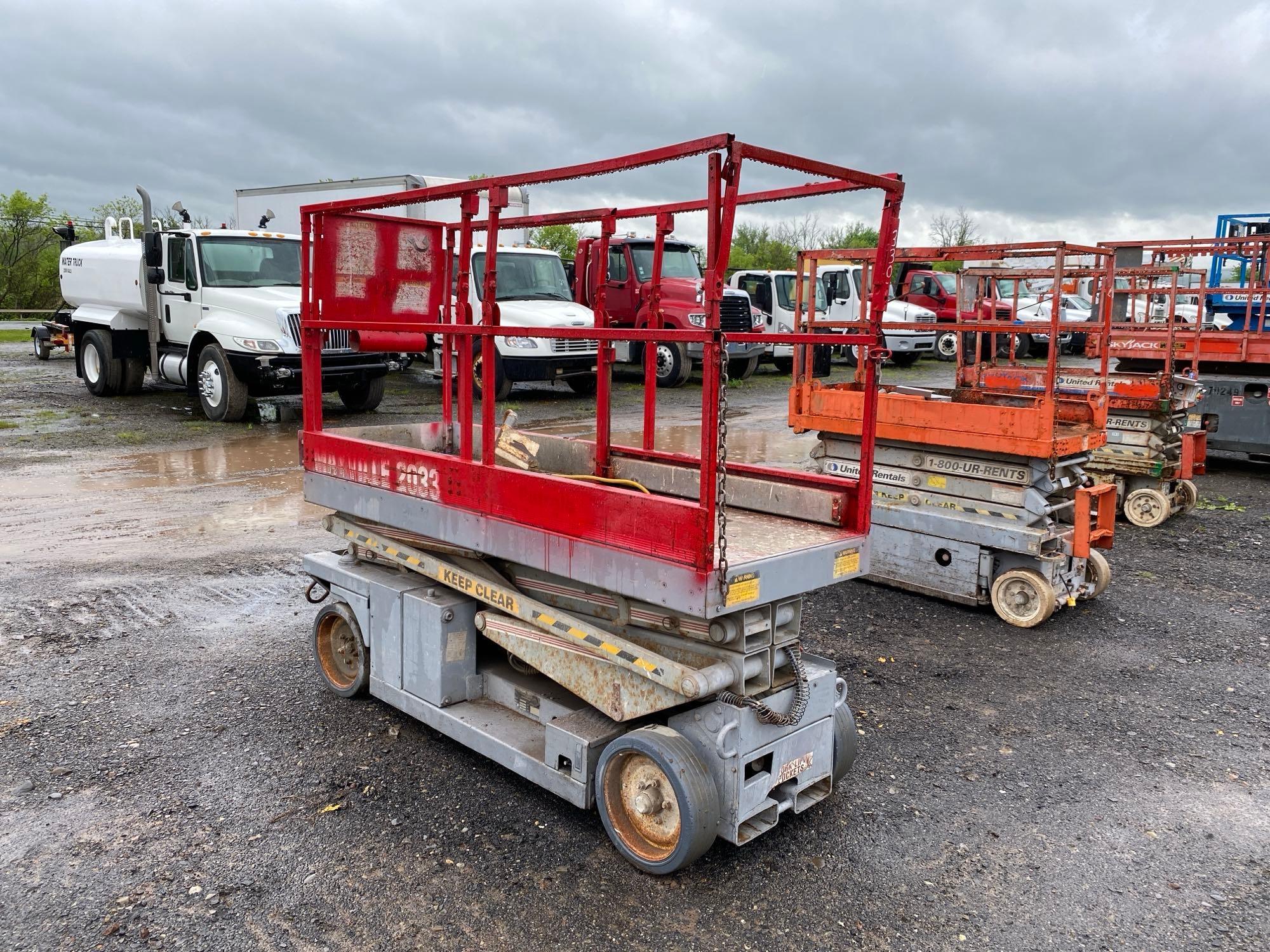 MEC 2033 SCISSOR LIFT SN:8600373 electric powered, equipped with 20ft. Platform height, slide out