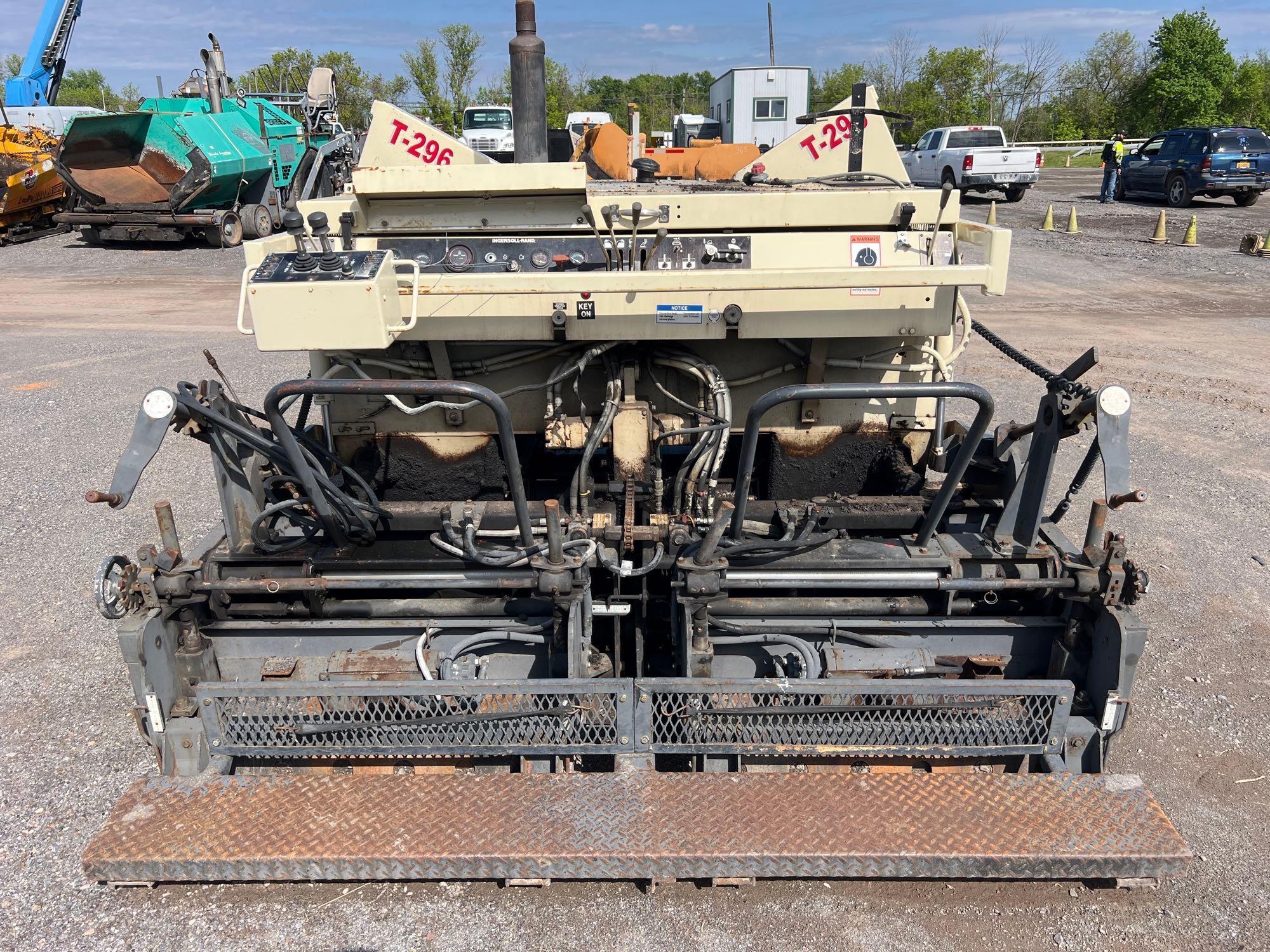 INGERSOLL RAND 575T ASPHALT PAVER SN:136092 powered by Kubota diesel engine, equipped with propane