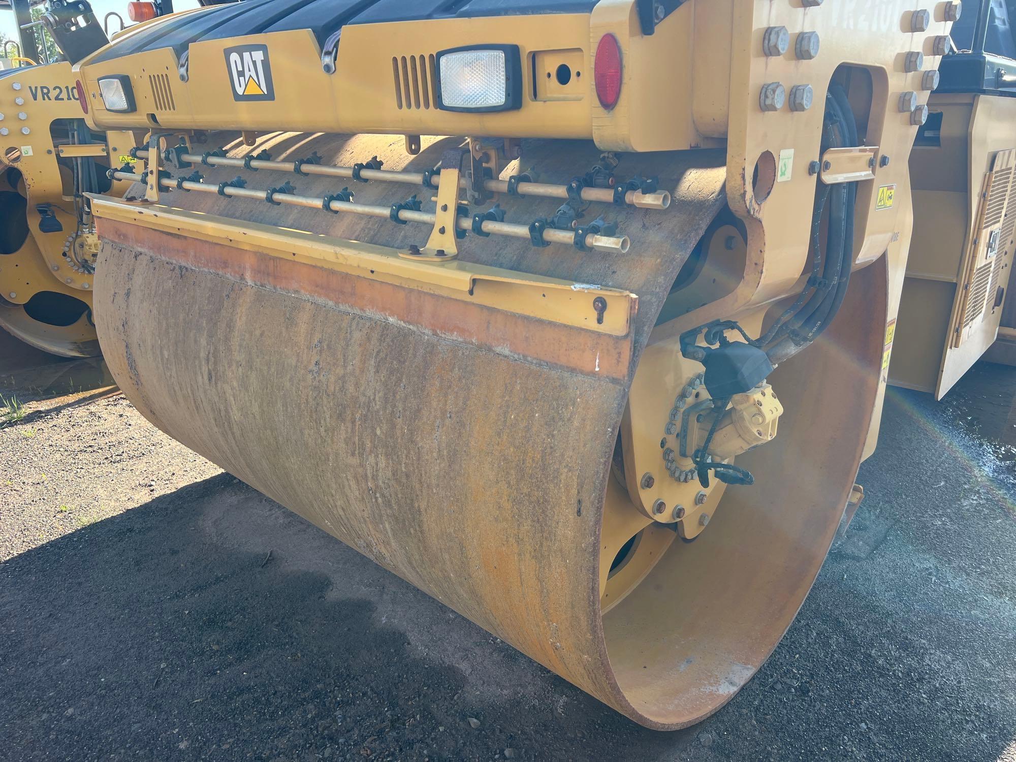 2017 CAT CB66B ASPHALT ROLLER SN:B6600253 powered by Cat diesel engine, equipped with OROPS, 84in.